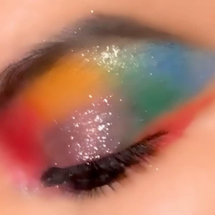 Smashboxのインスタグラム：「All colors, all people, all walks of life. We're celebrating this Pride Month with bold rainbow looks — because life's boring when it's just beige 🌈 ⠀⠀⠀⠀⠀⠀⠀⠀⠀ Get the look: ♥️ 24 Hour Eye Shadow Primer 🔥 Bold Cover Shot Eye Palette 🌴 Bold Glitter Cover Shot Eye Palette 💦 Always Sharp Waterproof Liner in Raven 💟 Super Fan Mascara」
