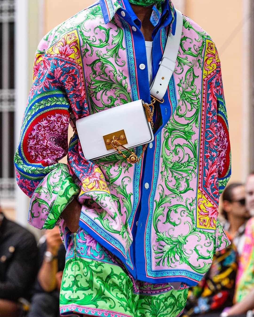 ジャンニヴェルサーチさんのインスタグラム写真 - (ジャンニヴェルサーチInstagram)「For the #VersaceSS20 Men's Collection, heritage prints are layered and paired with Safety Pin enriched accessories. A closer look at the show through the link in bio. #MFW」6月17日 3時07分 - versace