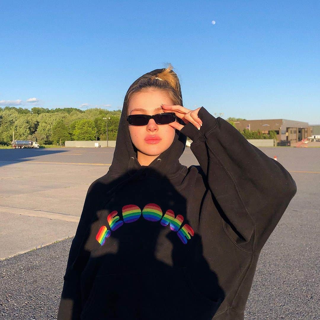 ニコラ・ペルツのインスタグラム：「pride week every week 🌈💚👨‍❤️‍👨🦋👼🏼💞☺️」