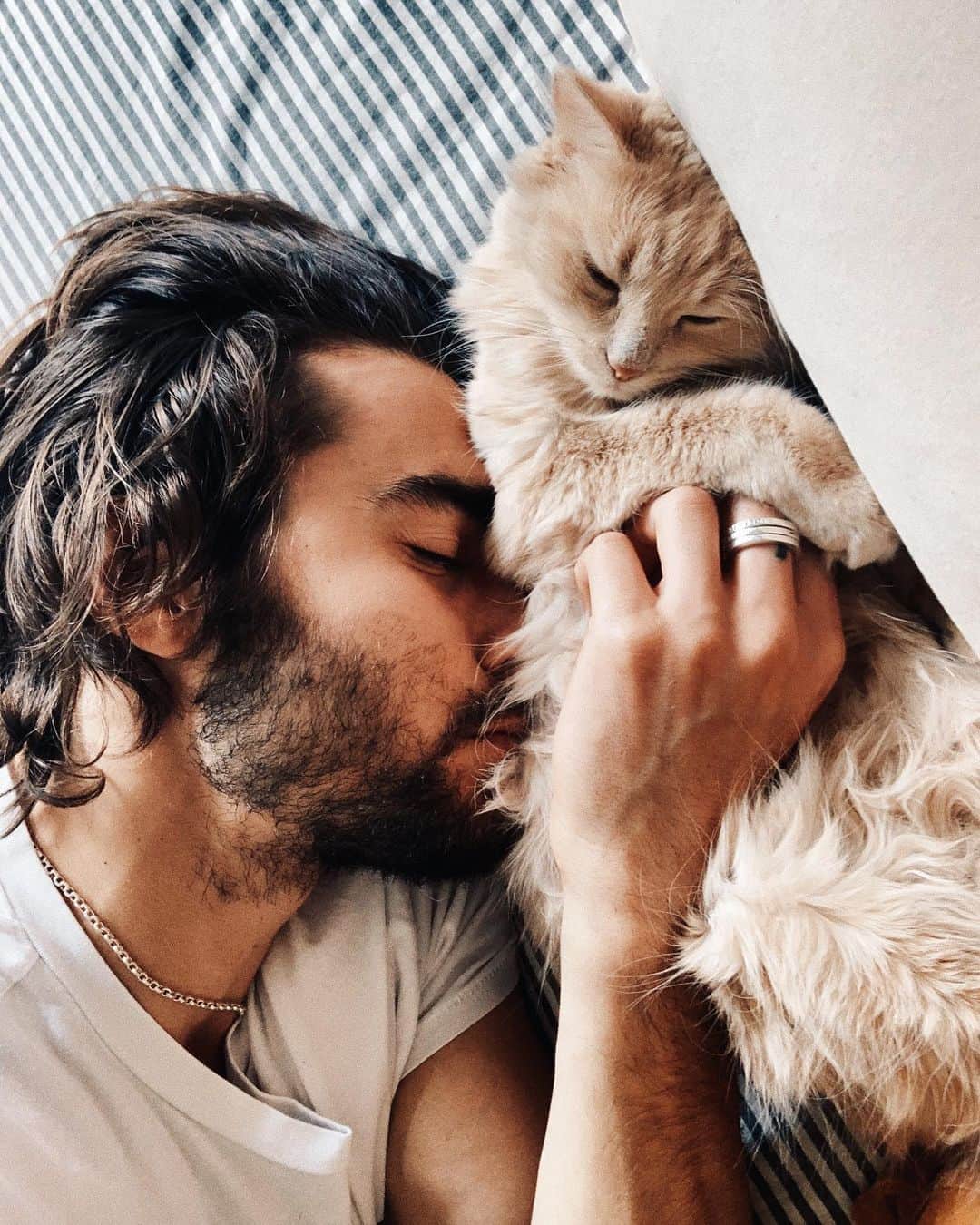 NICOLAS SIMOESのインスタグラム：「Comprendre ces petites boules de poil qui changent notre quotidien, de son adoption à ses premiers pas. C’était hier au #grandirbyroyalcanin, retrouvez plus d’informations en stories! 😽♥️」