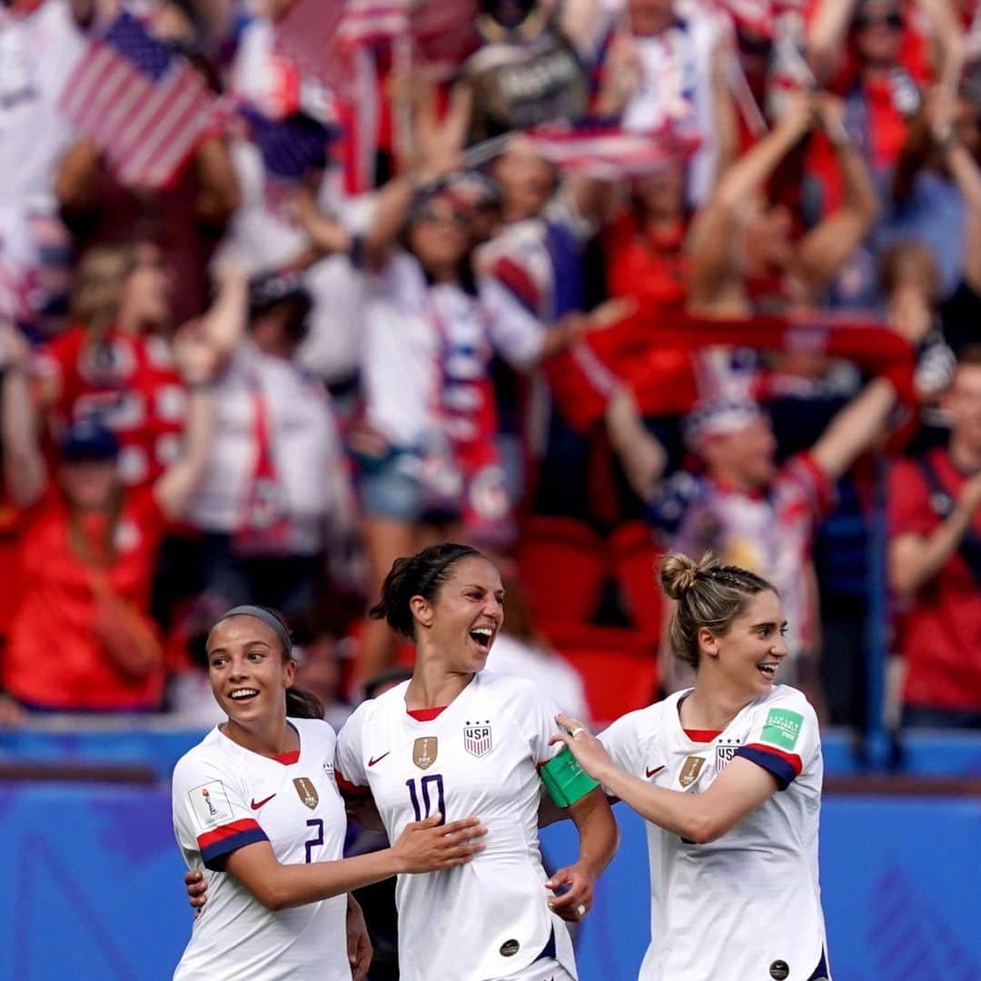 NBC Newsさんのインスタグラム写真 - (NBC NewsInstagram)「Carli Lloyd celebrates with teammates after scoring a goal during Sunday's #WorldCup match between USA and Chile. The U.S. women's team clinched a spot in the knockout rounds of the World Cup with a 3-0 defeat of Chile on Sunday in Paris. . 📷 Lionel Bonaventure / @afpphoto」6月17日 3時20分 - nbcnews
