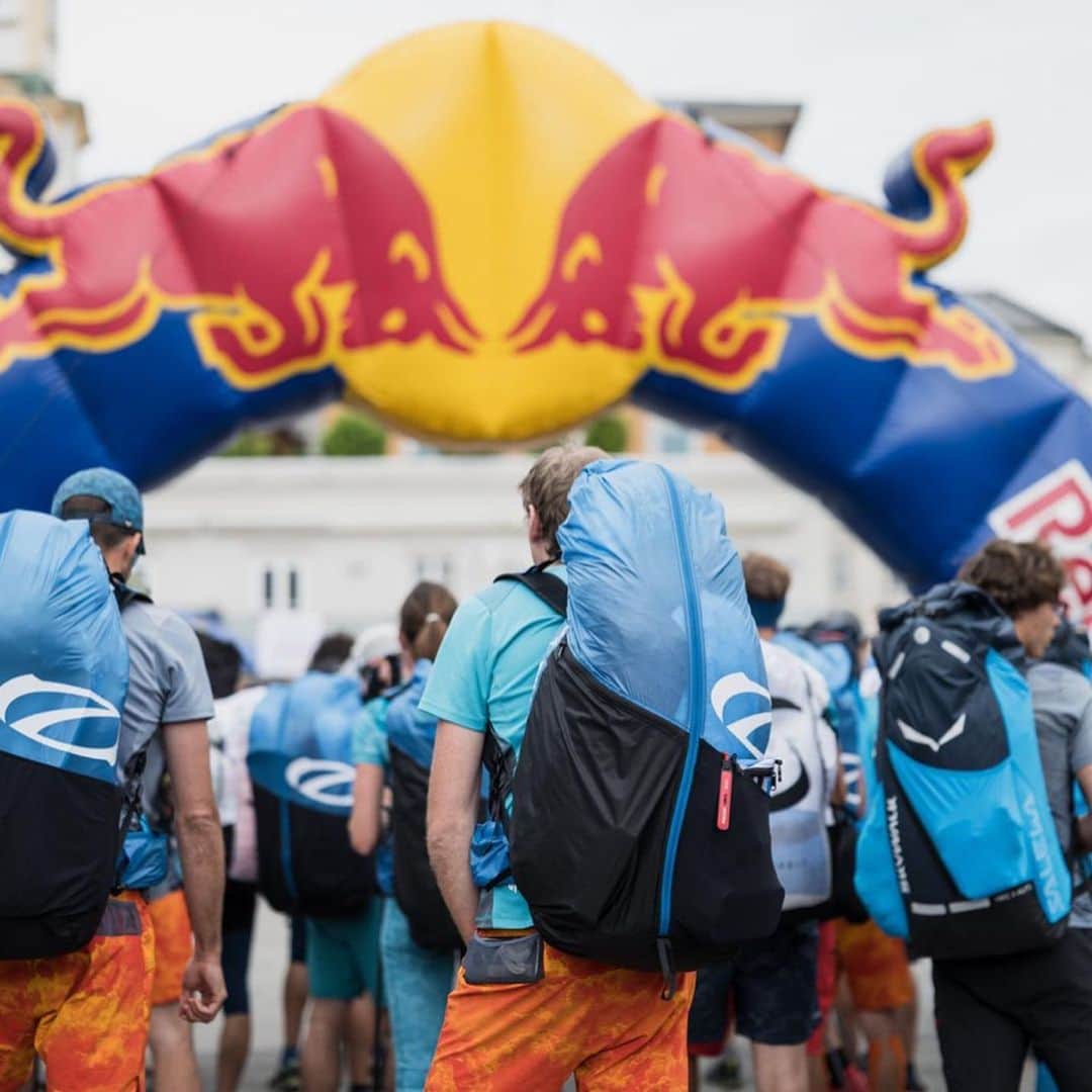 Suuntoさんのインスタグラム写真 - (SuuntoInstagram)「And the race is on! 🙌  Who will win the @redbullxalps this year? 🏔  Who will be the fastest, the toughest? 💪  Anything can happen during the 1138km from Salzburg to Monaco, so stay tuned for race updates and behind the scenes moments! And don’t forget to follow the live tracking, the link is in our bio.  Here are some highlights from the race start in Mozartplatz until the first turnpoint, the top of the Gaisberg mountain.  #redbullxalps #hikeandfly #suunto9 📸 @philippreiter007 and @nico_blkorwht」6月17日 3時21分 - suunto