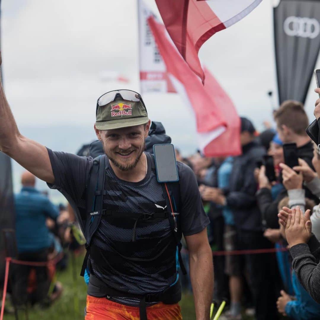 Suuntoさんのインスタグラム写真 - (SuuntoInstagram)「And the race is on! 🙌  Who will win the @redbullxalps this year? 🏔  Who will be the fastest, the toughest? 💪  Anything can happen during the 1138km from Salzburg to Monaco, so stay tuned for race updates and behind the scenes moments! And don’t forget to follow the live tracking, the link is in our bio.  Here are some highlights from the race start in Mozartplatz until the first turnpoint, the top of the Gaisberg mountain.  #redbullxalps #hikeandfly #suunto9 📸 @philippreiter007 and @nico_blkorwht」6月17日 3時21分 - suunto