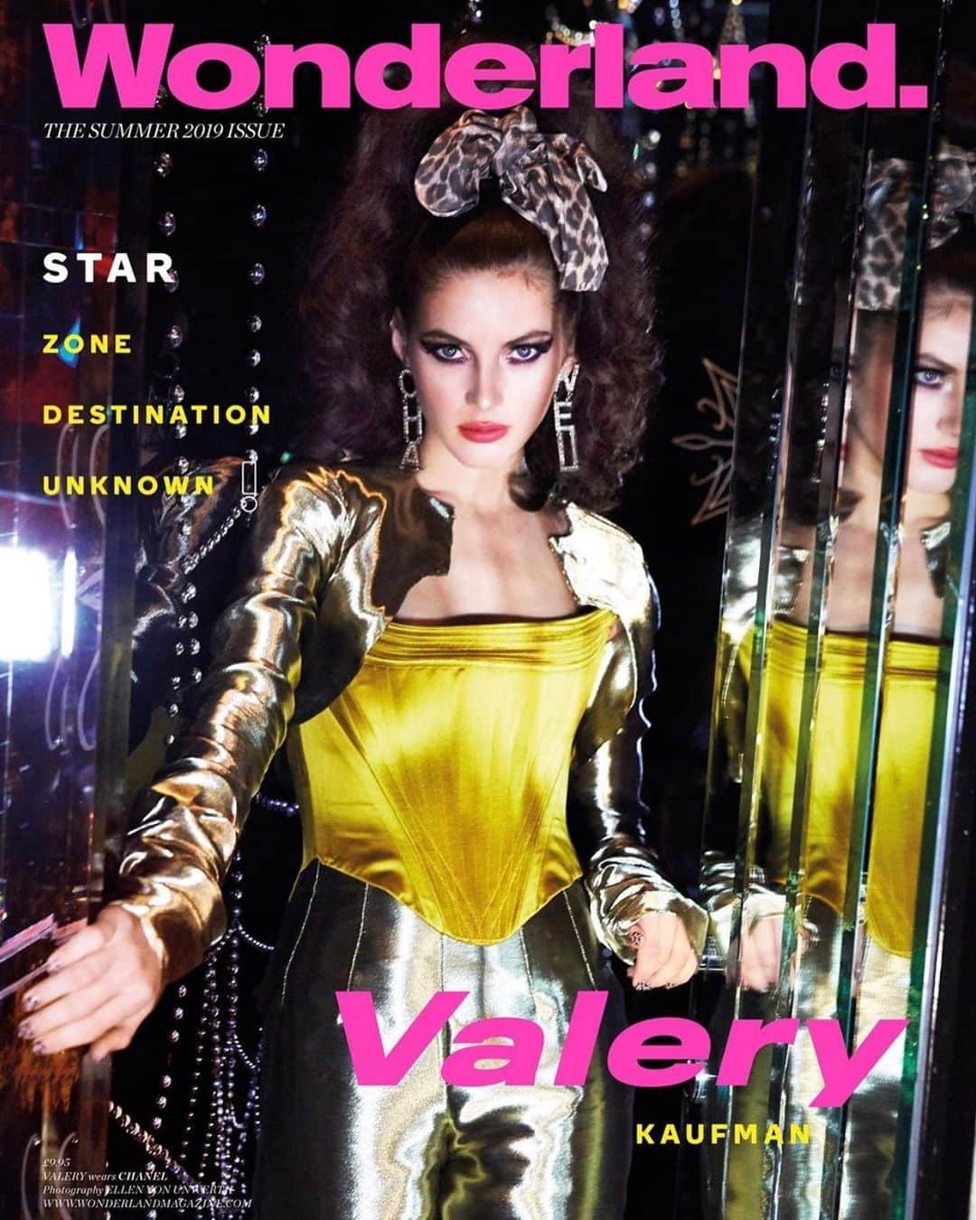 ヴァレリー・カウフマンのインスタグラム：「New @wonderland cover shot by amazing @ellenvonunwerth 💖💫 Thanks to this incredible team  @toniblaze  @florriewhitemakeup  @danielmartin」