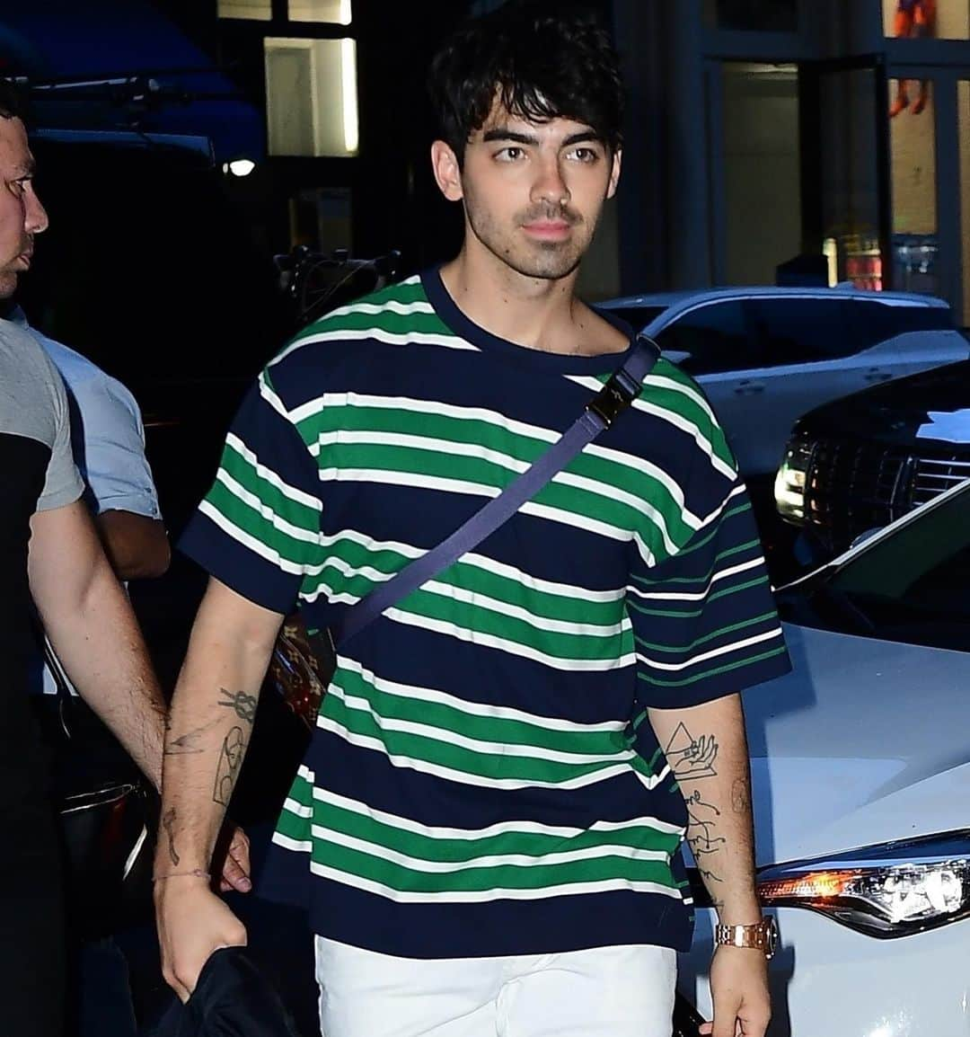 Just Jaredさんのインスタグラム写真 - (Just JaredInstagram)「@nickjonas and @priyankachopra hold hands while leaving a jewelry store with brother @joejonas! #NickJonas #PriyankaChopra #JoeJonas Photos: BackGrid」6月17日 3時23分 - justjared