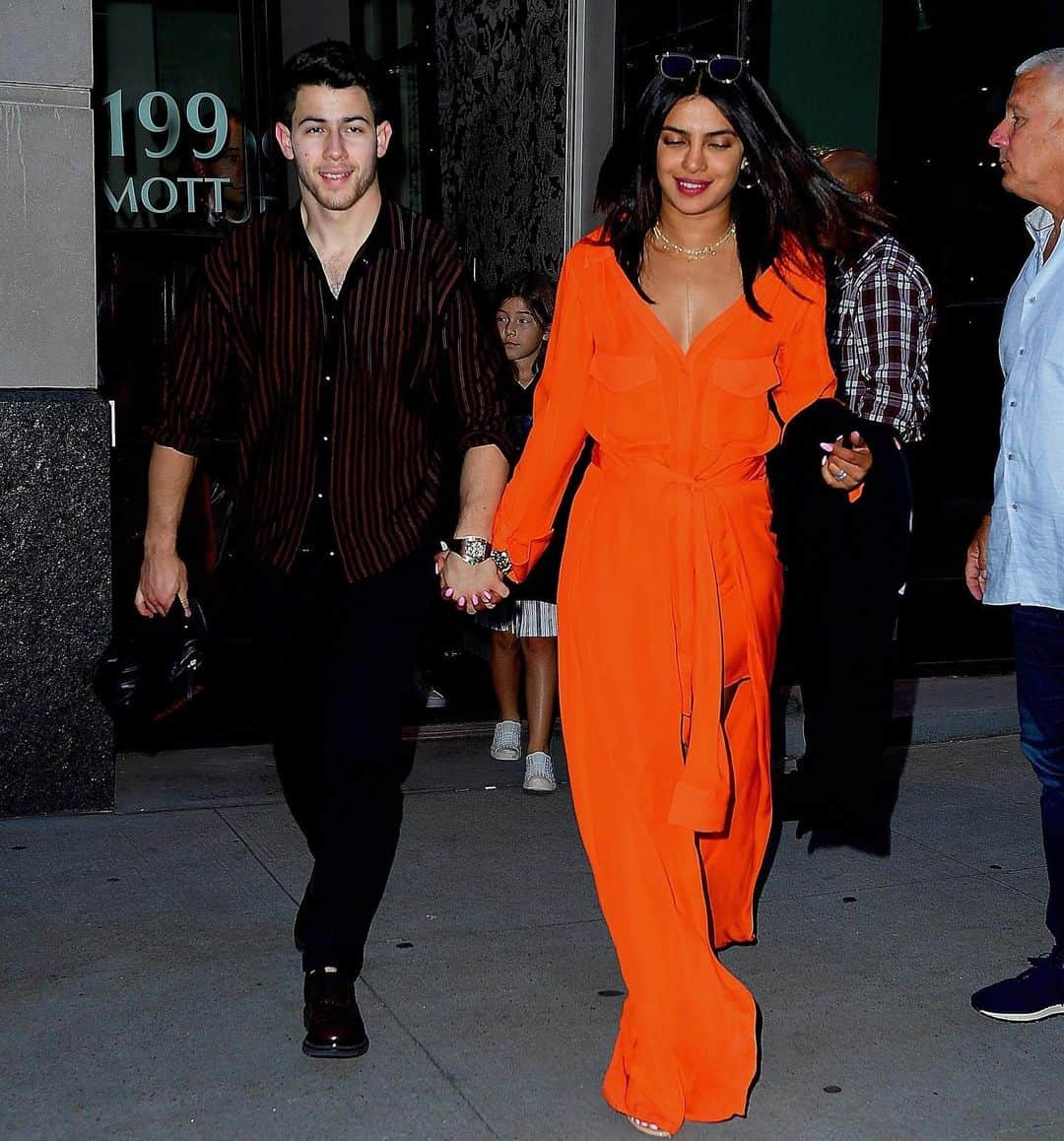 Just Jaredさんのインスタグラム写真 - (Just JaredInstagram)「@nickjonas and @priyankachopra hold hands while leaving a jewelry store with brother @joejonas! #NickJonas #PriyankaChopra #JoeJonas Photos: BackGrid」6月17日 3時23分 - justjared