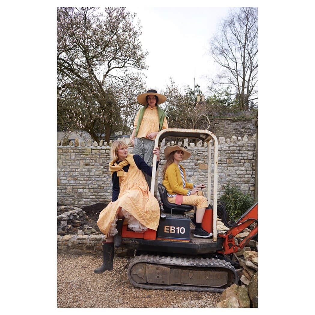 キャベジズ&ローゼズのインスタグラム：「Go behind the scenes of our beautiful new collaboration with @mollymahonblockprinting 💛❤️💛 In our latest blog entry, @christinastrutt conducts an interview with @mollymahonblockprinting where we learn more about Molly and the techniques used to create her delightful tuk tuk print for C&R 👆Link In Bio👆#journal #behindthescenes #blogentry #blockprint #bts #mollylovescabbages #organiccotton #sustainableluxuryfashion #cabbagesandroses #cabbagesandrosesfashion @christina_strutt @mollymahonblockprinting @cabbagesandroses_shop」