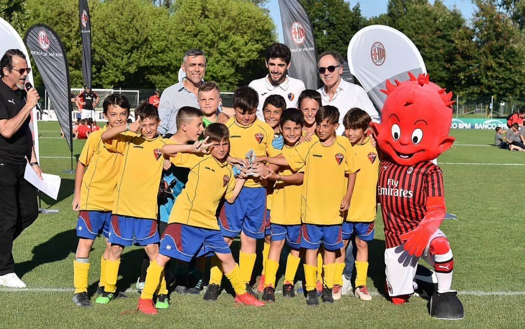 ACミランさんのインスタグラム写真 - (ACミランInstagram)「Milan Cup 2019 by Banco BPM e PUMA 🔴⚫ A weekend dedicated to fun and friendship has come to an end. The Milan Cup will be back next summer 🙂⚽ Al Vismara si è concluso un weekend di calcio all'insegna del divertimento e dell'amicizia 🙂⚽」6月17日 3時28分 - acmilan