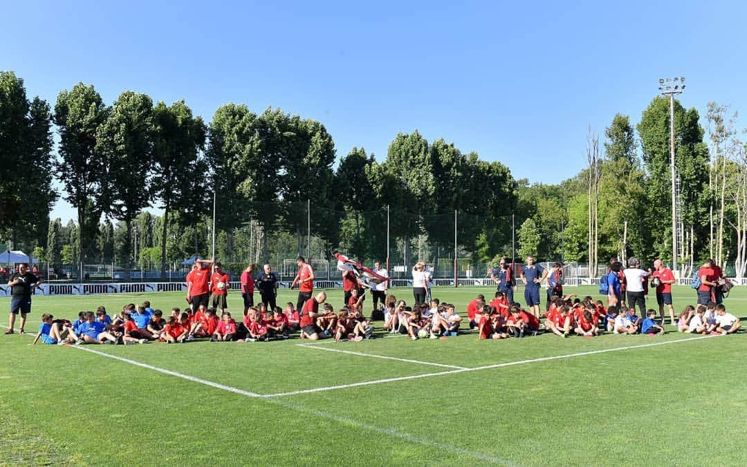 ACミランさんのインスタグラム写真 - (ACミランInstagram)「Milan Cup 2019 by Banco BPM e PUMA 🔴⚫ A weekend dedicated to fun and friendship has come to an end. The Milan Cup will be back next summer 🙂⚽ Al Vismara si è concluso un weekend di calcio all'insegna del divertimento e dell'amicizia 🙂⚽」6月17日 3時28分 - acmilan