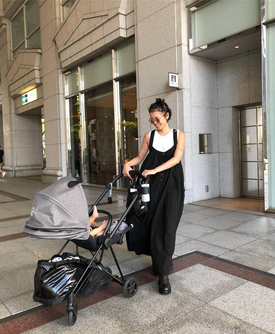 森本容子さんのインスタグラム写真 - (森本容子Instagram)「今日はこんなかんじ。 パンツとブーツは @quadrato_boutique  で購入。 カットソーはKariAng。ポシェットはKMRii 共に @ymdoshop です！ 赤ちゃんバッグはパタゴニアだったはず😅。 #KMRii 【森本容子セレクト オンラインストア】http://ymdo.tokyo ※新作お知らせから発売開始時間までも【在庫切れ】と表示されておりますので注意ください。 ※商品のお問い合わせ、質問はオンラインストアへお願い致します。  @kariangofficial @ymdoshop @bankertokyo @yocomorimoto #bankertokyo #ymdoshop #kariang #banker #tokyo #denim #japanmade #カリアング#バンカートーキョー #バンカー東京#レディスウェア#今日のコーデ#カットソー#コーディネート#森本容子#キッズウエア #マタニティウエア #マタニティ#マタニティコーデ #がんばれ高齢出産 #fashion #yocomorimoto  #生後5ヶ月#生後6ヶ月」6月16日 18時35分 - yocomorimoto