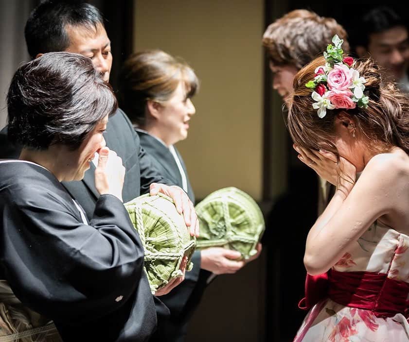 KIYOMIZU京都東山 公式さんのインスタグラム写真 - (KIYOMIZU京都東山 公式Instagram)「@kiyomizu_kyoto_higashiyama をフォローして、 『#kiyomizu京都東山』 『#kiyomizu花嫁』 『#スタイルズ花嫁』 をつけて投稿してくださいね＊ . 大好きなお父様お母様へ 感謝の気持ちを伝える時には、 自然と涙が溢れてしまうもの。 会場が温かい気持ちに包まれる 素敵なシーンです＊ . ---------------------- . ▼ブライダルフェアの予約は インスタのTOPからcheck⚐ ＞＞＞ @kiyomizu_kyoto_higashiyama . #スタイルズ花嫁 #dress #kyoto #kiyomizu #wedding #weddingdress #ウェディングドレス #ウェディングレポ #チャペル #ブライダルフェア #プレ花嫁 #卒花 #披露宴 #日本中のプレ花嫁さんと繋がりたい #結婚式 #結婚式場 #結婚式準備 #京都 #京都花嫁#関西花嫁  #marryxoxo #Dressy花嫁 #maricuru #maricuru卒花アンバサダー #両親への感謝　#両親贈呈品」6月16日 18時29分 - kiyomizu_kyoto_higashiyama