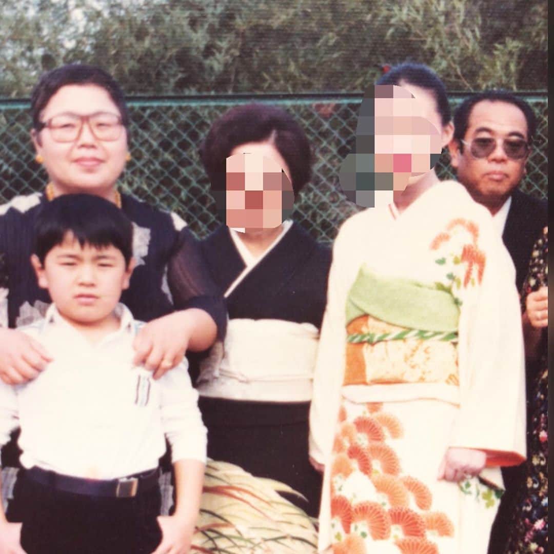 のインスタグラム：「今日は父の日という事で、僕の家に唯一あるお父さんとの写真。  実家には沢山あるだろうけど、今はこれのみ！！ 親戚の顔は隠しました！！ ちなみに僕の肩を持ってるのがお父さんじゃなくて、1番右のサングラスです！  僕の肩を持ってるのはお母さんです！！！！ ・ ・ ・  #父の日 #お父さん #今や僕もお父さん #今日のBGMは #お父さんの好きだった #高橋真梨子さん #桃色吐息」