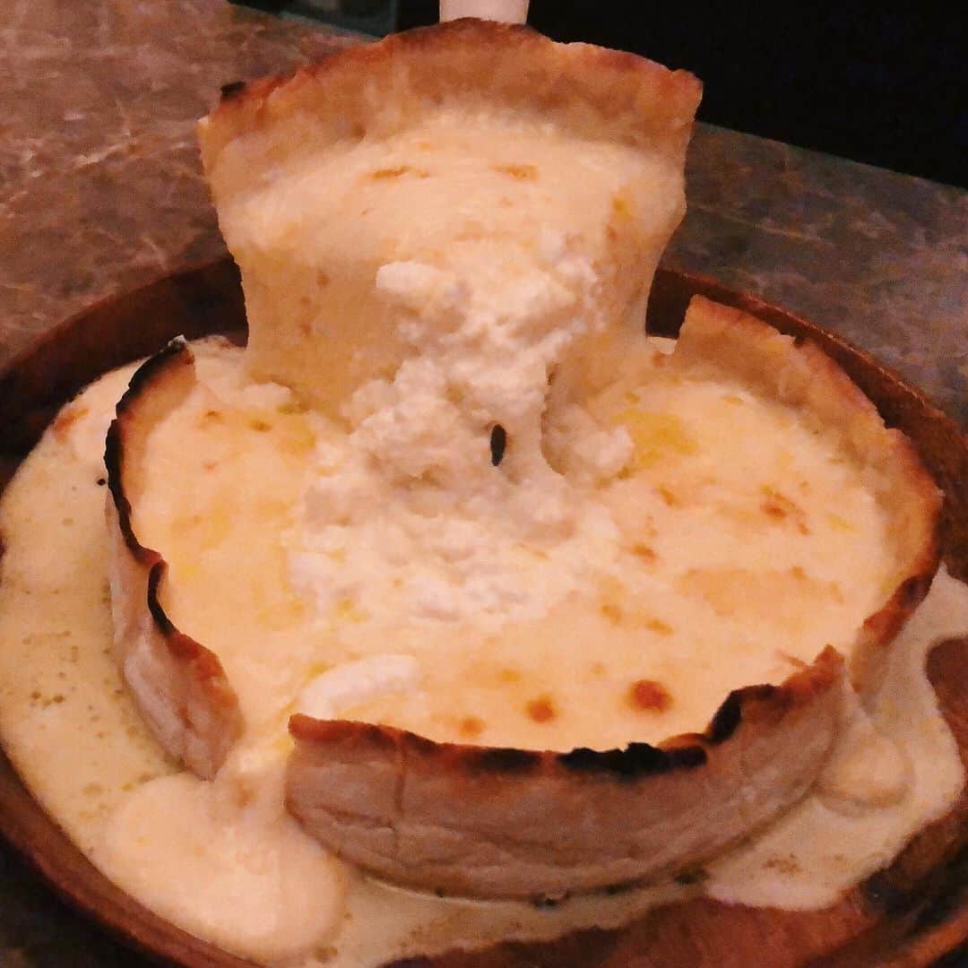 水埜帆乃香さんのインスタグラム写真 - (水埜帆乃香Instagram)「胃の中がチーズの海になって喜んどる。﻿﻿ ﻿﻿ いろんなところでシカゴピザ食べてるけど﻿﻿ @meat_and_cheese_ark のシカゴピザが﻿﻿ 私の中では1番♥️﻿ ﻿  #ark新宿 #ark #シカゴピザ #蜂蜜チーズシカゴピザ #オレオチーズケーキ #pizza #cheese #ピザ #チーズ #新宿」6月16日 18時34分 - honoka_0901