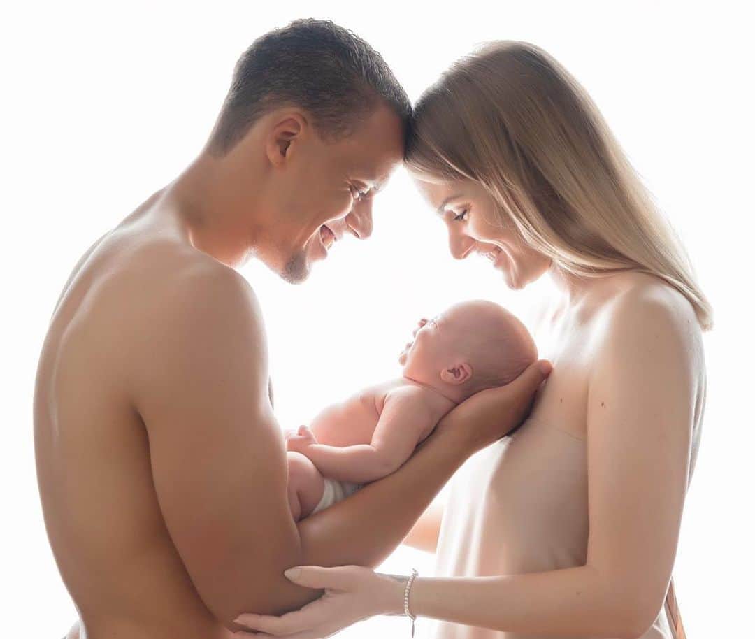 ティモシー・チャンドラーのインスタグラム：「Our family has a new member 🙏🏽❤️ Hailey Hope Chandler ❤️ #prouddad #myworld」