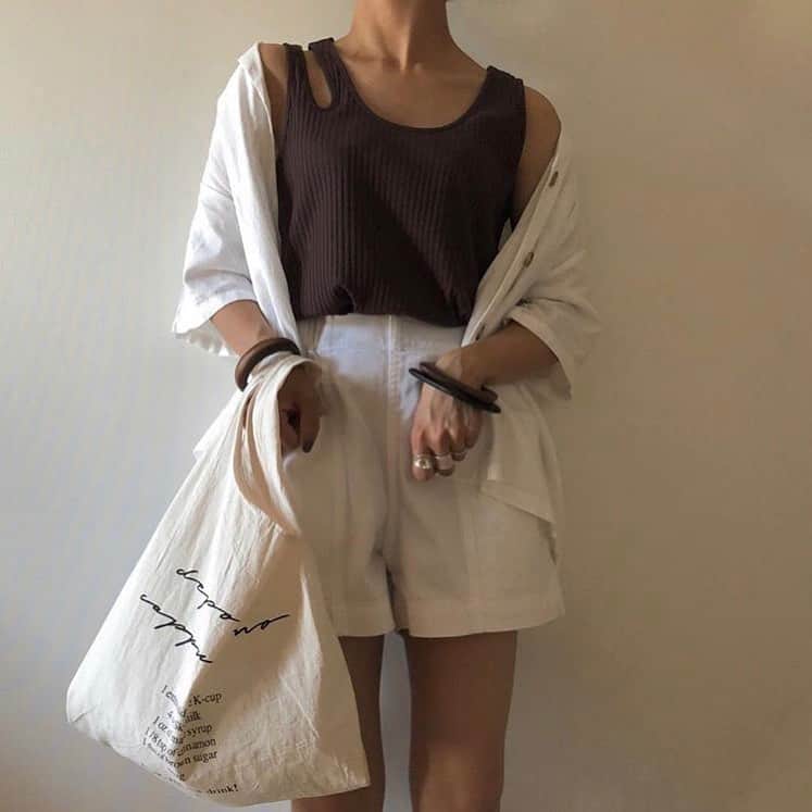 Locariのインスタグラム：「大人だからこそできる上品なショーパンtyle！ この夏は  @mi___.5 さんのコーデを参考にショーパンコーデにチャレンジしてみてはいかがでしょうか？ ・ ・ photo by @mi___.5  さん ・ ・ #ショーパンコーデ#コーディネート #着画 #ファッション #おしゃれ #服 #今日のファッション #今日のコーデ #今日の服 #スナップミー #コーデ #コーディネート #プチプラコ」