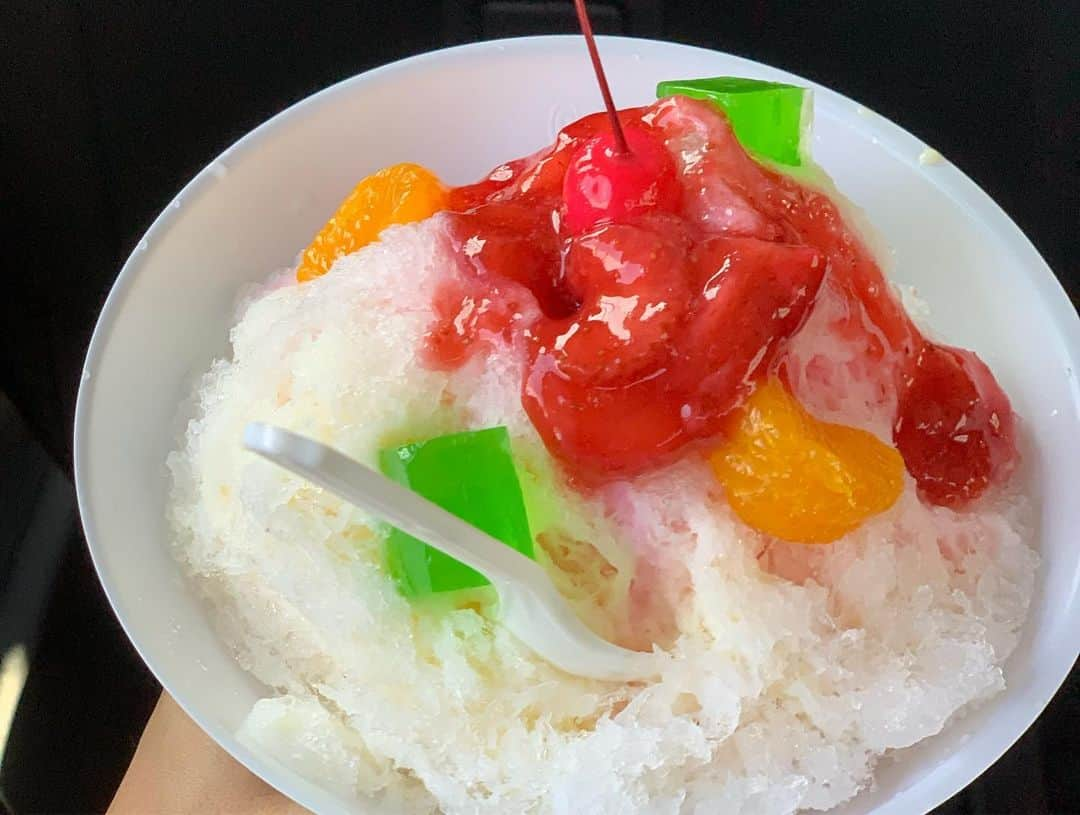 みかんさんのインスタグラム写真 - (みかんInstagram)「収録の間にむじゃきの白くまを食べれて幸せ🍧今回はいちごにしてみました🍓 お持ち帰りの量が最高にいい塩梅💓鹿児島って美味しいもの多いよね😄 アキラ100%さんを迎えてのぱちナイト✨OAは8月頃です😄ざっくり(笑) #ぱちナイト #鹿児島 #鹿児島放送 #毎週火曜深夜1:30〜 #ゲストはアキラ100% さん #ライターはサッキーナ #むじゃき #白くま #カキ氷 #美味しい」6月16日 18時45分 - mikan02241984