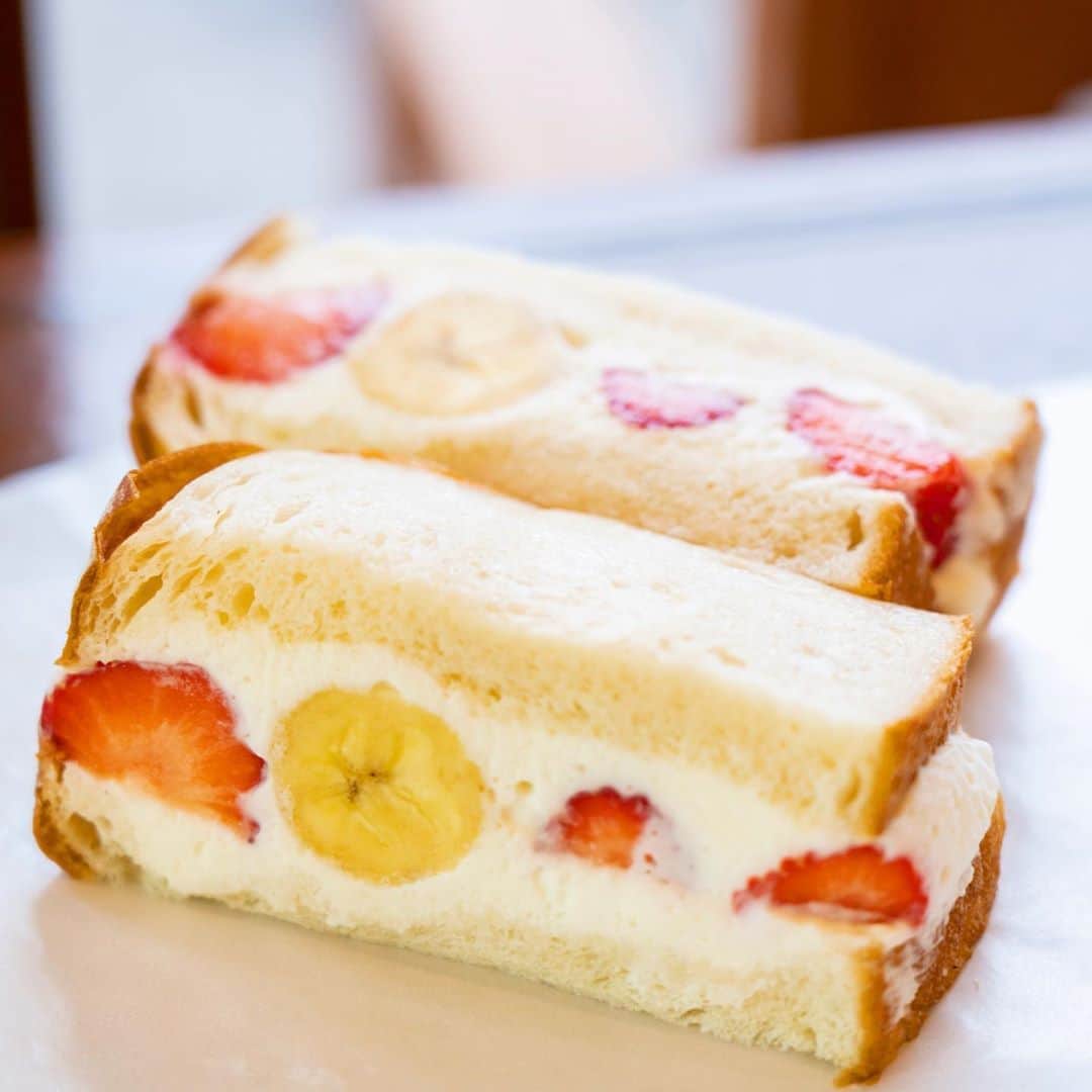 Hanako公式さんのインスタグラム写真 - (Hanako公式Instagram)「テイクアウトしたい旬のフルーツサンドはクリームが溶けてとろり。﻿ ﻿ ブーランジェリー〈The ROOTS neighborhood bakery〉の「純生フルーツサンド」🍞🐝生クリームは口どけと生乳の香りを重視し、七分立てに留めます。しっかりとした甘さのクリームは季節のフルーツの酸味と相性ばっちり！ ﻿ 【Hanako_福岡シティガイド発売!!】﻿ ﻿ Hanako #Hanako_magazine #Hanako30th #therootsneighborhoodbakery #福岡パン屋 #薬院 #福岡 #fukuoka #福岡旅行 #博多 #天満 #うきは #糸島 #糟屋 #福岡グルメ #福岡カフェ巡り #福岡スイーツ #福岡うどん #福岡カレー部 #博多グルメ #博多カフェ #糸島カフェ #うきはカフェ #喫茶店巡り #喫茶部 #カフェ部 #カフェ巡り #コーヒー好き #朝ごはんの記録 #Photoby_DaisakuEto」6月16日 18時45分 - hanako_magazine