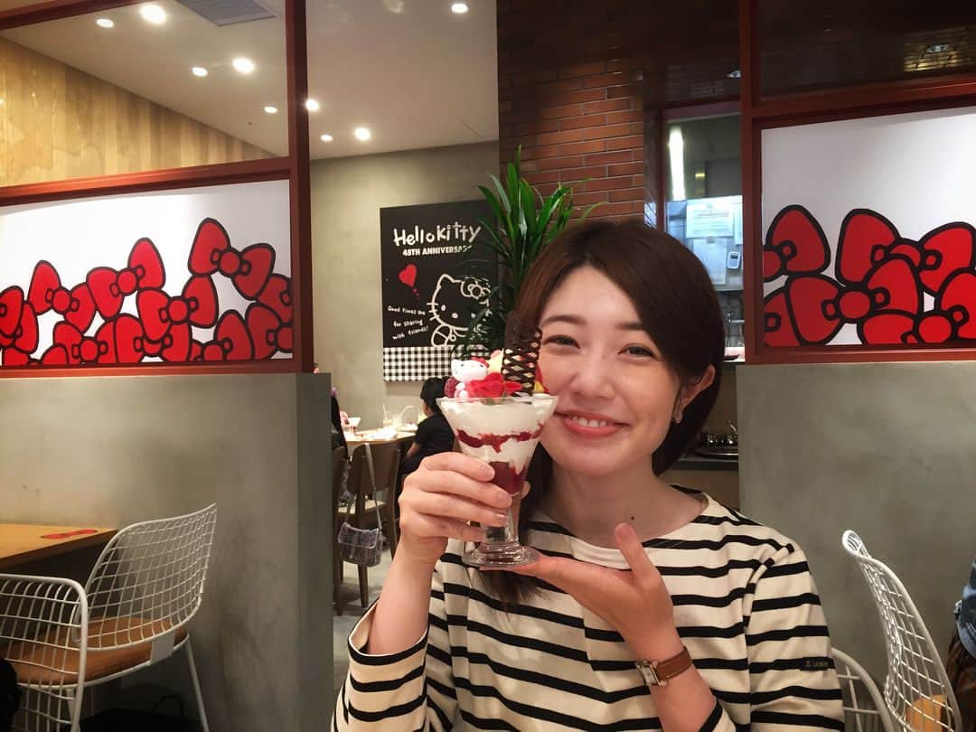 井上裕衣のインスタグラム：「こんばんは😌  かわいいかわいいパフェを食べました キティちゃんです 今月末まで期間限定です  #すごく混んでいたのに #すっきり背景！ #友達の写真腕前がすばらしい🙌 #タカシマヤ ゲートタワー #丸福珈琲店」
