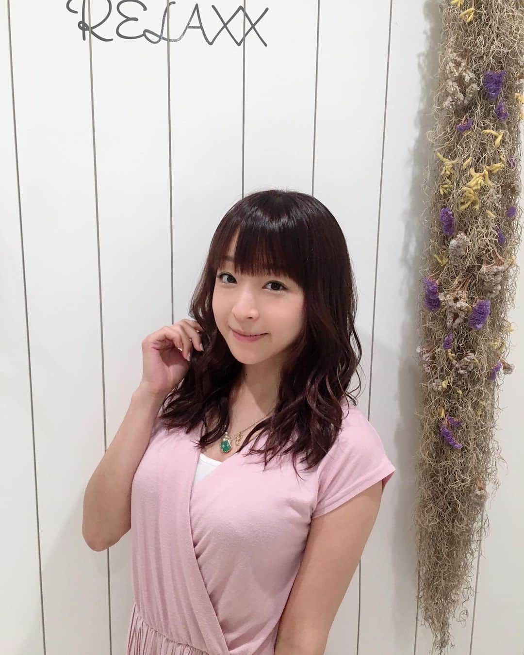 くぼたみかのインスタグラム：「表参道「Relaxx」 @relaxx_hair_make さんでまたまたツヤツヤにしてもらいました✨遠山さんいつもありがとうございます🎶そして3周年本当におめでとうございますっ🎉🎊🎁 #beauty #美容院 #美容」