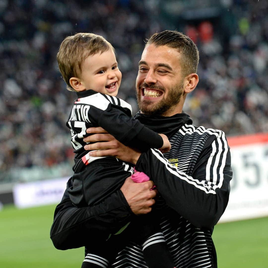 ユヴェントスFCさんのインスタグラム写真 - (ユヴェントスFCInstagram)「#HappyFathersDay 👨‍👧‍👦⚪⚫」6月16日 18時46分 - juventus