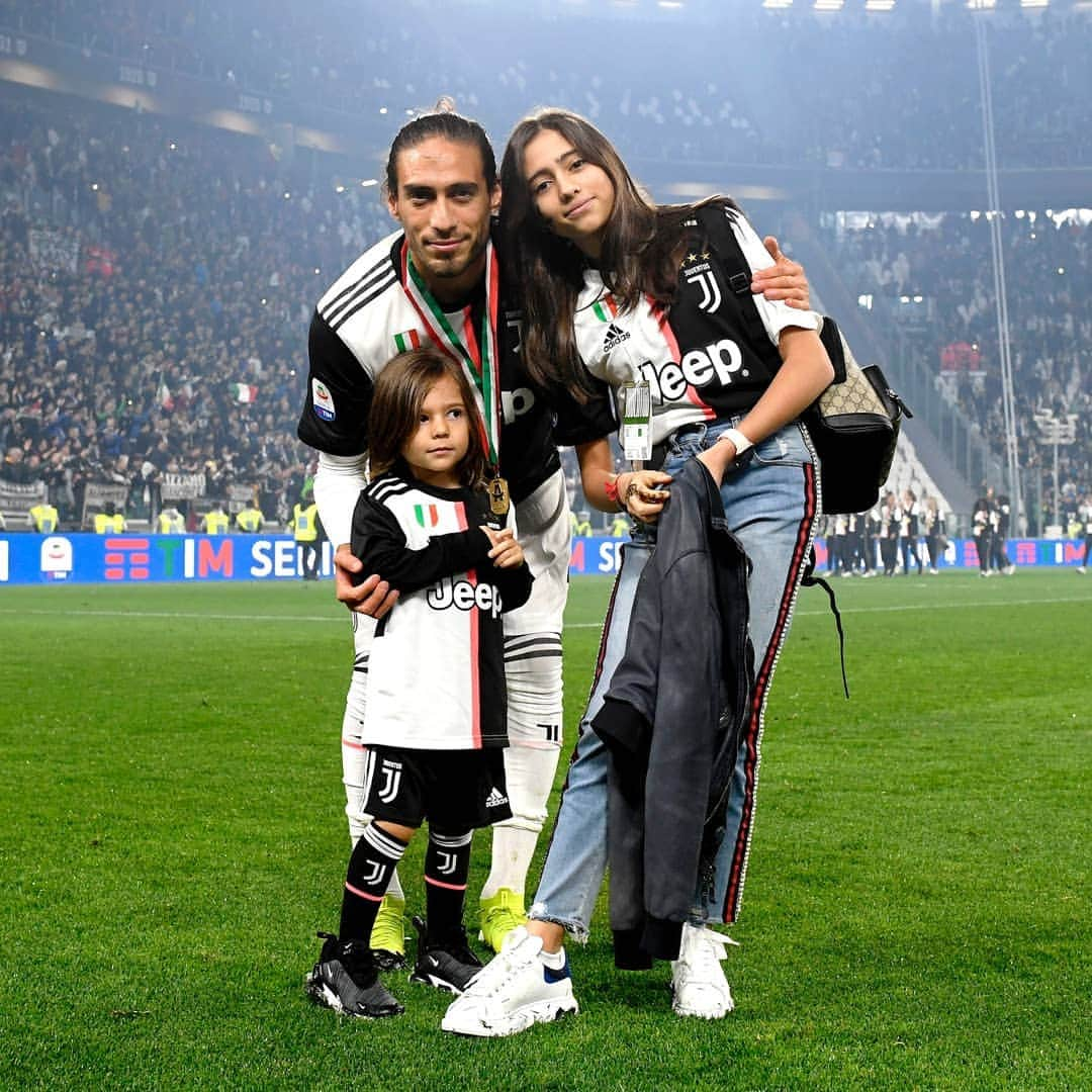 ユヴェントスFCさんのインスタグラム写真 - (ユヴェントスFCInstagram)「#HappyFathersDay 👨‍👧‍👦⚪⚫」6月16日 18時46分 - juventus