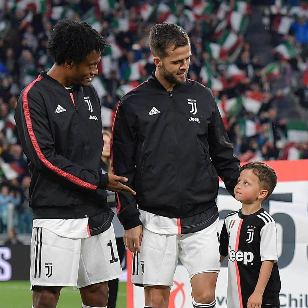 ユヴェントスFCさんのインスタグラム写真 - (ユヴェントスFCInstagram)「#HappyFathersDay 👨‍👧‍👦⚪⚫」6月16日 18時46分 - juventus