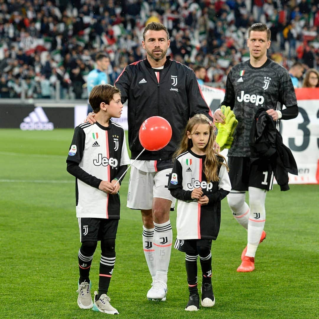 ユヴェントスFCさんのインスタグラム写真 - (ユヴェントスFCInstagram)「#HappyFathersDay 👨‍👧‍👦⚪⚫」6月16日 18時46分 - juventus