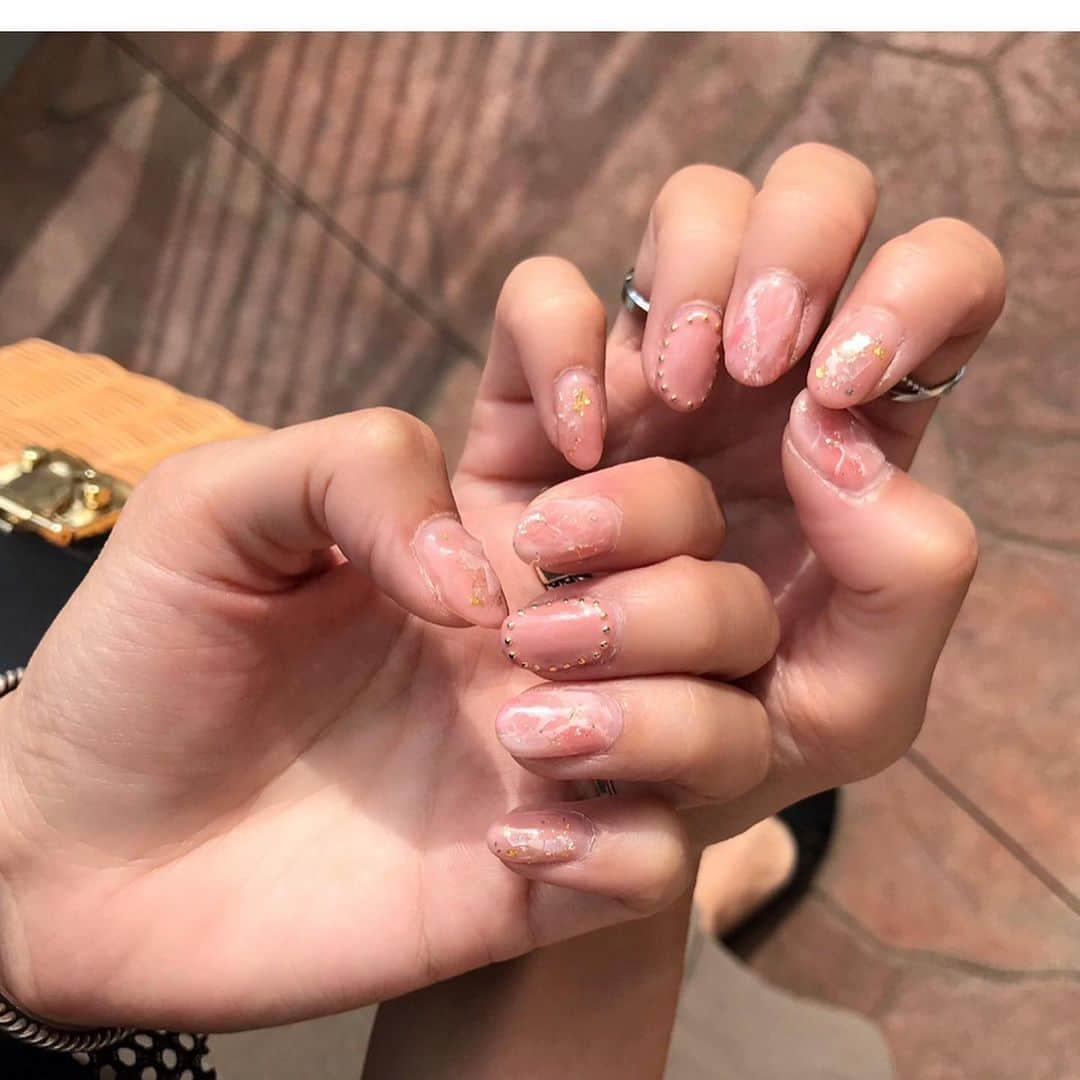 haruru0724さんのインスタグラム写真 - (haruru0724Instagram)「#nail . . ネイルを新しくしたよー💅 今回は水道橋駅から徒歩2分のところにある @amusenail_salon へ♡♡ . . どんなのにするか悩んで、 ネイリストさんと色々相談して すごく可愛くしてもらいました💕 気になっていた大理石ネイルに シェルネイルに囲みスタッズと 大満足の仕上がりです💛 本当にありがとうございます✨ . . 私のインスタを見たと言えば オフが無料になるので、 是非お近くの方は行ってみて下さいね☺️ . . . #ネイル #ジェルネイル #ネイルサロン #東京ネイルサロン #ネイルデザイン #ネイル💅 #ネイル好き #ネイル好きな人と繋がりたい #大理石ネイル #シェルネイル #スタッズネイル #ショートネイル #ニュアンスネイル #ニュアンスネイルデザイン #ネイルデザイン2019 #トレンドネイル #ネイル好きな人と繋がりたい #大人可愛い #手元 #手元くら部 #mamagirl #locari #nailstagram #손스타그램 #네일스타그램 #美爪 #美甲 #ママコーデ #ママファッション #haruru0724_nail」6月16日 18時47分 - haruru0724