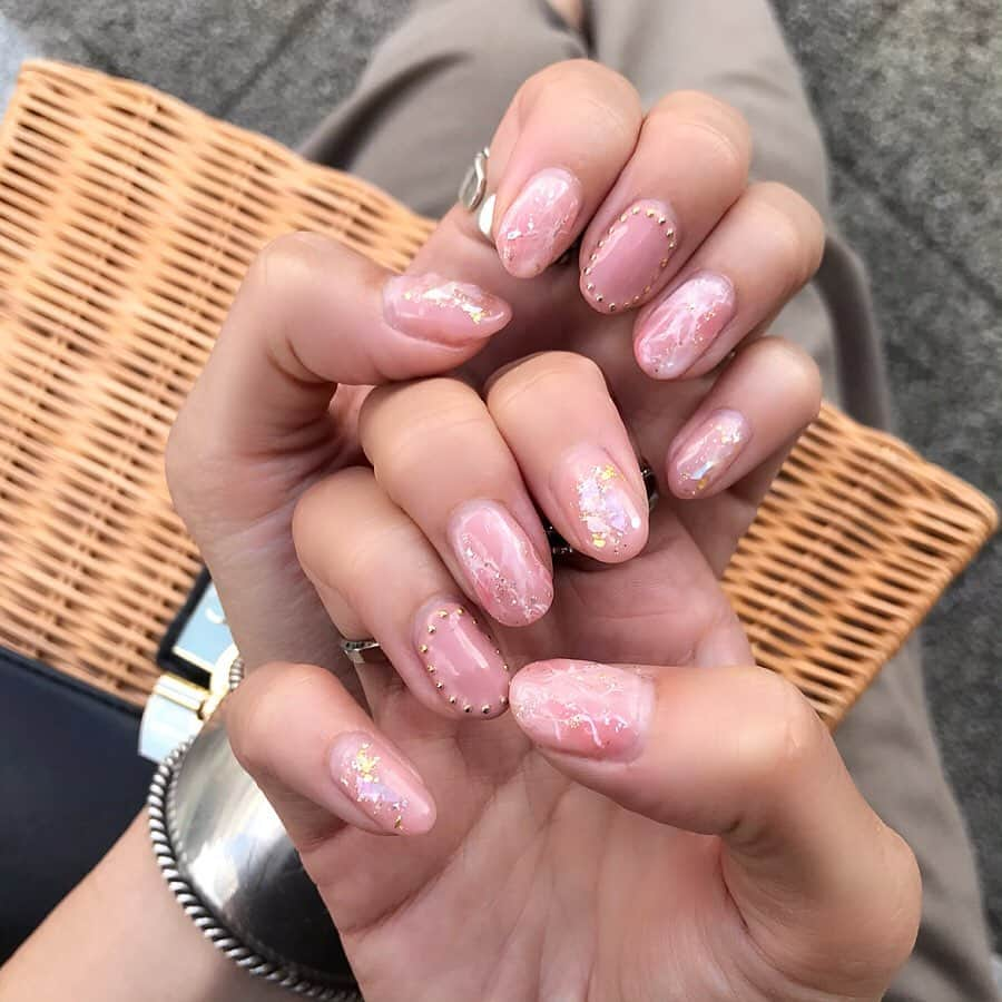 haruru0724さんのインスタグラム写真 - (haruru0724Instagram)「#nail . . ネイルを新しくしたよー💅 今回は水道橋駅から徒歩2分のところにある @amusenail_salon へ♡♡ . . どんなのにするか悩んで、 ネイリストさんと色々相談して すごく可愛くしてもらいました💕 気になっていた大理石ネイルに シェルネイルに囲みスタッズと 大満足の仕上がりです💛 本当にありがとうございます✨ . . 私のインスタを見たと言えば オフが無料になるので、 是非お近くの方は行ってみて下さいね☺️ . . . #ネイル #ジェルネイル #ネイルサロン #東京ネイルサロン #ネイルデザイン #ネイル💅 #ネイル好き #ネイル好きな人と繋がりたい #大理石ネイル #シェルネイル #スタッズネイル #ショートネイル #ニュアンスネイル #ニュアンスネイルデザイン #ネイルデザイン2019 #トレンドネイル #ネイル好きな人と繋がりたい #大人可愛い #手元 #手元くら部 #mamagirl #locari #nailstagram #손스타그램 #네일스타그램 #美爪 #美甲 #ママコーデ #ママファッション #haruru0724_nail」6月16日 18時47分 - haruru0724