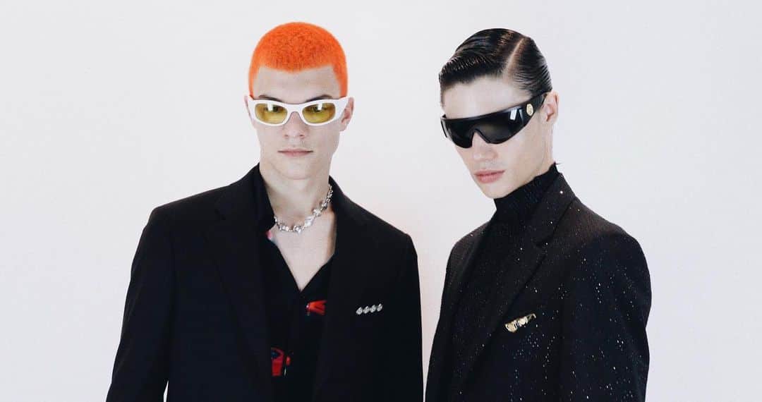 LOVE MAGAZINEさんのインスタグラム写真 - (LOVE MAGAZINEInstagram)「Yesterday’s @versace men’s SS20 show opened to the Prodigy’s rave classic, ‘Firestarter’ alluding to what was to follow moments later on the catwalk. Pink, red and yellow reverse Mohawks were the cuts of choice as a nod to the band’s late front man Keith Flint. There were prints of the adolescent, beauty obsessed mythological character Narcissus, with Donatella Versace explaining in the show notes, “I wanted to explore the elements that empower a man. It’s definitely the confidence, the freedom and desire to express himself without hesitation.” Swipe to see more backstage photos by @paolosteve」6月16日 18時48分 - thelovemagazine