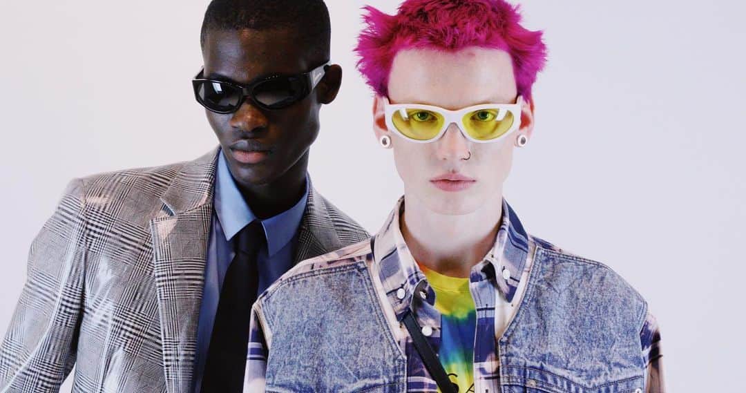 LOVE MAGAZINEさんのインスタグラム写真 - (LOVE MAGAZINEInstagram)「Yesterday’s @versace men’s SS20 show opened to the Prodigy’s rave classic, ‘Firestarter’ alluding to what was to follow moments later on the catwalk. Pink, red and yellow reverse Mohawks were the cuts of choice as a nod to the band’s late front man Keith Flint. There were prints of the adolescent, beauty obsessed mythological character Narcissus, with Donatella Versace explaining in the show notes, “I wanted to explore the elements that empower a man. It’s definitely the confidence, the freedom and desire to express himself without hesitation.” Swipe to see more backstage photos by @paolosteve」6月16日 18時48分 - thelovemagazine