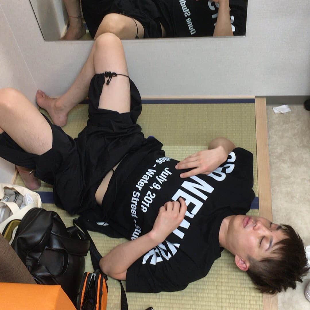 田崎佑一さんのインスタグラム写真 - (田崎佑一Instagram)「🇺🇸✨YUZURU英語①✨🇺🇸 YUZURU is stretching out on the tatami.  ゆずるは畳の上に横たわっている。」6月16日 18時48分 - tasakipan