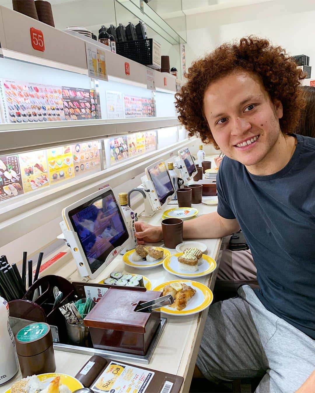 ムスタファ・アミニさんのインスタグラム写真 - (ムスタファ・アミニInstagram)「“I just ordered sushi from Japan” 🇯🇵🍣🥢😅 #japan #sushi #tokyo」6月16日 18時51分 - mustafaamini
