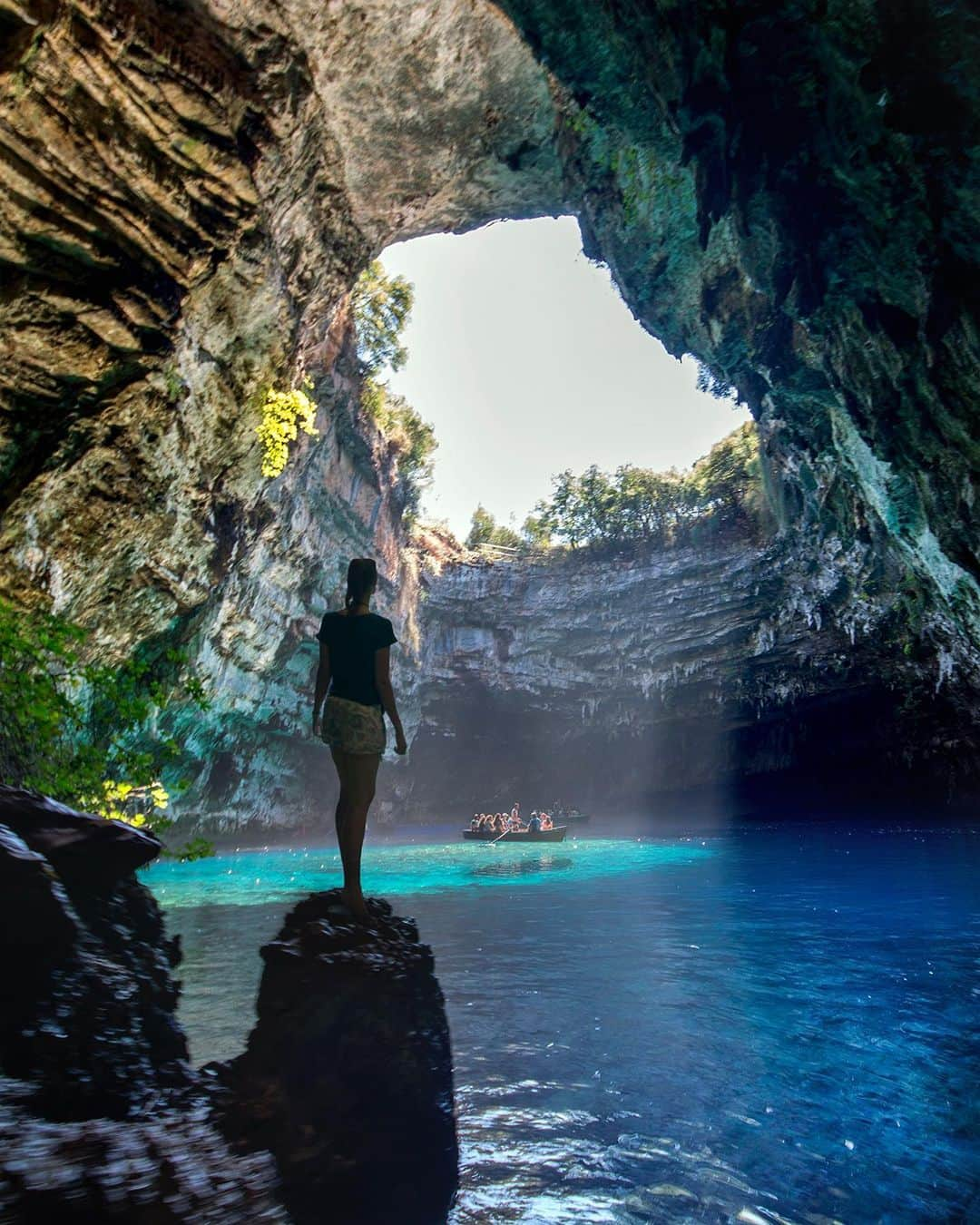 Awesome Wonderful Natureさんのインスタグラム写真 - (Awesome Wonderful NatureInstagram)「Melissani Cave, Kefalonia, Greece Photo by @kyrenian  #fantastic_earth」6月16日 18時52分 - fantastic_earth