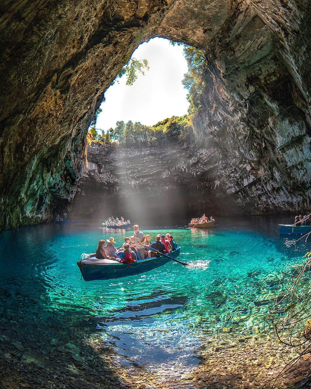 Awesome Wonderful Natureさんのインスタグラム写真 - (Awesome Wonderful NatureInstagram)「Melissani Cave, Kefalonia, Greece Photo by @kyrenian  #fantastic_earth」6月16日 18時52分 - fantastic_earth