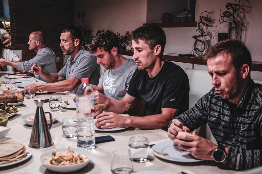 イバイ・ゴメスのインスタグラム：「Como ya os dije, os iría enseñando cómo fue la semana de aprendizaje en @masrosset la primera semana de junio junto al equipo @regenera_pni 👌🏼 Uno de los momentos del día eran las comidas y sobremesas llenas de felicidad. Realizábamos 2 al día, la primera sobre las 12:30 tras la sesión de entrenamiento de la mañana y la otra sobre las 20:00, también posterior a una sesión de entrenamiento 🥙  Sin contar cantidades ni calorías, sentándonos en la mesa para disfrutar. Todas las recetas son hechas por @healthyfood_mel 👩🏻‍🍳 ¡Cuánto te echamos de menos!🙈 PD: Creo que ver la cara de @adolfo_madrid es suficiente para saber lo rico que esta a todo 🤤」