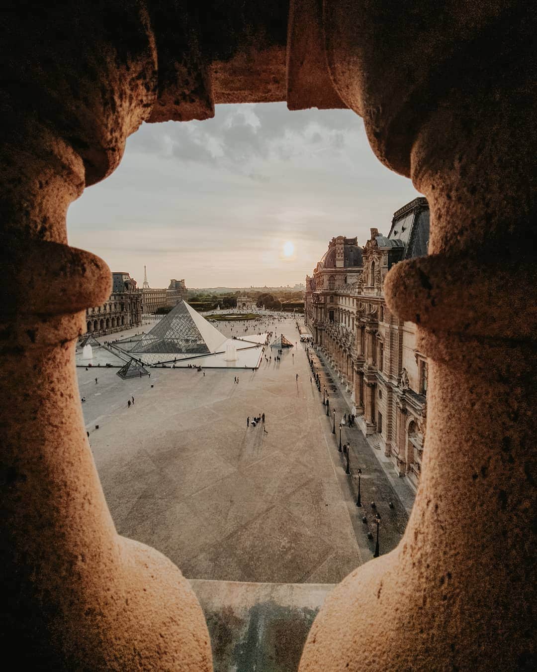 Putri Anindyaさんのインスタグラム写真 - (Putri AnindyaInstagram)「The Pyramid, framed // I passed this museum so many times because I love the area and already 4 times visited this museum to see the goodness of Delacroix, the beauty of Vermeer and the darkness of Caravaggio. But never crossed my mind that one day @museelouvre invited me to take the picture from the rooftop. As someone who adores this museum and love photography, this is truly something else.  And this angle came up because I love framing and I took it #withGalaxy #GalaxyS10 Wide Angle.  So, #NeverAfraid to upgrade now! Check GalaxyLaunchPack.com to get many special offers!」6月16日 18時55分 - puanindya
