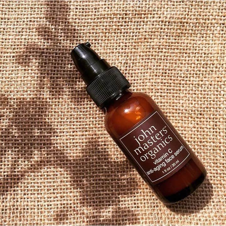 John Masters Organicsさんのインスタグラム写真 - (John Masters OrganicsInstagram)「﻿ Nyd et boost af fugt og giv din hud en sund udstråling🍊 Ved at bruge vores Vitamin C Anti-Age Face Serum, bliver huden over tid glattere og mere smidig. Skal af blodappelsin og askorbinsyre giver huden en stærk dosis af naturlig C-vitamin, mens aspebark nænsomt eksfolierer og gør at huden ser mere strålende ud. ﻿ ﻿ 📸:@johnmastersorganicshk ﻿ ﻿ #jmo #johnmasters #johnmasterorganics #organic #planorganic #øko #økologisk #økologiskhudpleje #økologiskhårpleje #serum #bæredygtig #clean #green #grøn #livsstil #naturlig #naturligskønhed #organicbeauty #beauty #natur」6月16日 19時00分 - johnmastersorganics_denmark