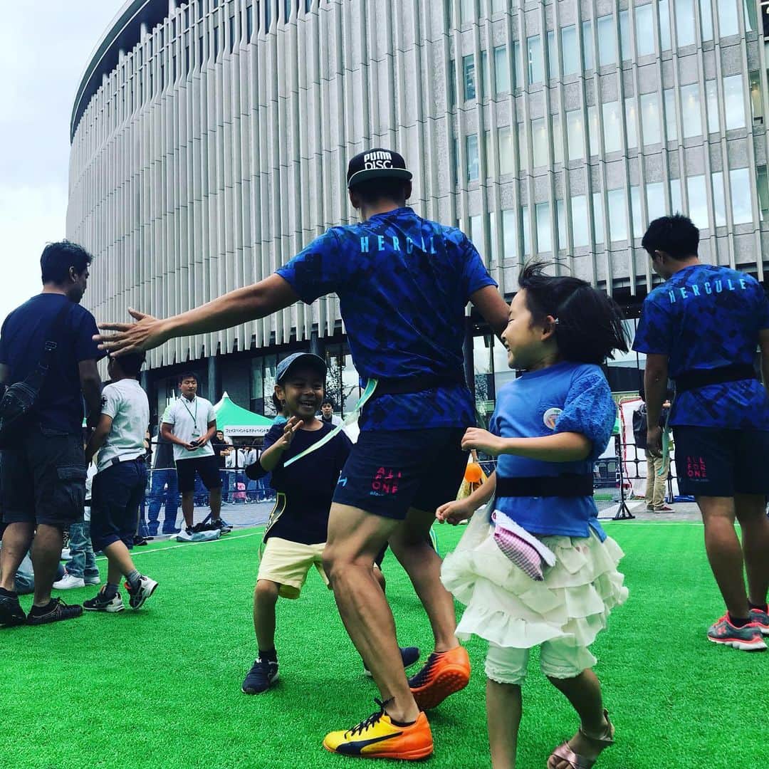 のインスタグラム：「#うめきた広場 で #ラグビー ！ 子供達もたくさん参加してくれて大いに盛り上がりました！ ありがとうございました♪ 本日の相方さんは #佐藤美佐子 さん。 いろいろ助けていただきました！ … この後、19:30〜予定してるYouTubeライブではそんな話も織り交ぜてお届けします！ 今日はちゃんと配信できるかな…」