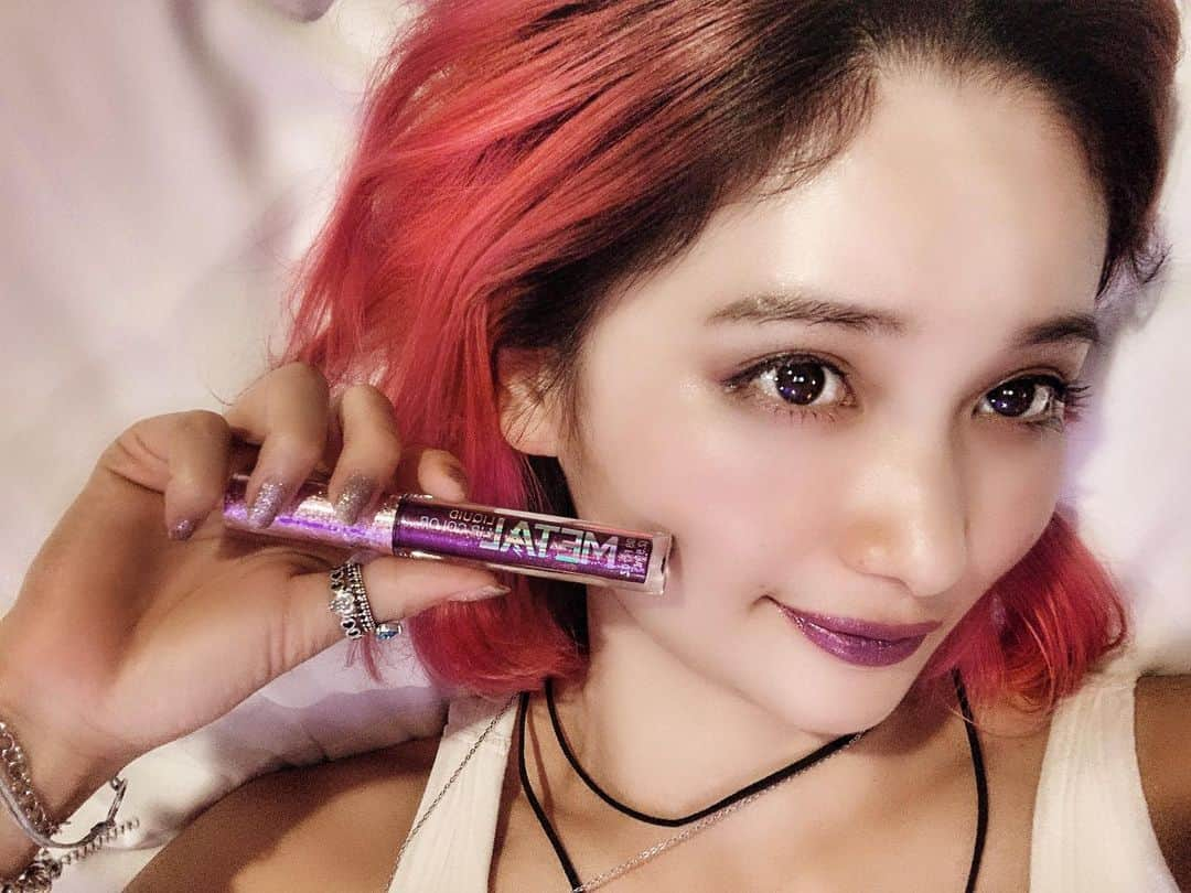 チアコマさんのインスタグラム写真 - (チアコマInstagram)「. . purple lip 💄♡ . . ※お知らせです♡ オシャレが好きだけどオタク気質で 楽しいことが大好きなメンバーで Instagram作ったよー♡ ➡︎ @fageek666 （fashion ✖︎ geek） フォローしてねー♡ . . インスタに載せてなかったネタ動画とか、日常のカオスな動画とか、 オシャレを装ってるインスタでは見れないふざけた動画やアホな動画やしょーむない動画を載せて行きます笑笑 . . please follow me♡ . . #얼스타그램 #셀스타그램 #เซลฟี่ #プレデアス星人 #pleiadian #makeup #make #fashion #pink #pinkhair #newhair #haircolor #ヘアカラー #influencer #インフルエンサー #インスタグラマー #instagramer #salonmodel #ハーフ #ハーフメイク #外国人風 #外国人メイク」6月16日 19時01分 - chia_koma