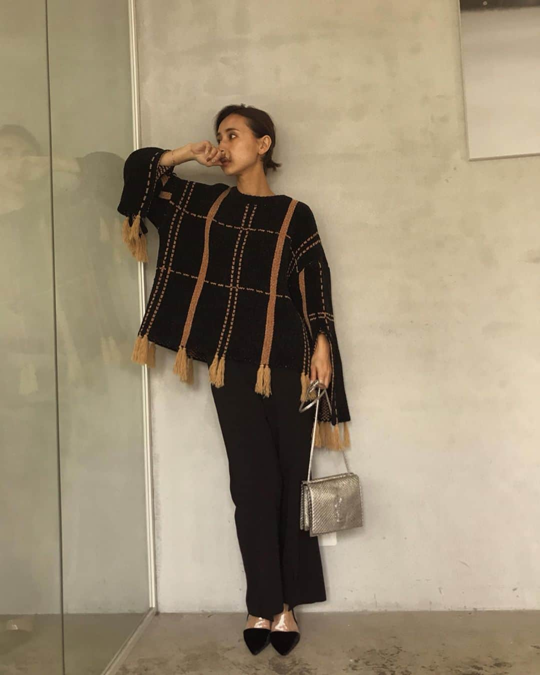 黒石奈央子さんのインスタグラム写真 - (黒石奈央子Instagram)「AMERI AW ふく . SHOUJI BRAID KNIT TOP ¥15700+tax . 障子をイメージして作ったモチーフニット❤️裾がフリンジでとってもきゃわ😍 肌触りもとても気持ちよくて着心地抜群だよ！ .  先行予約期間第2弾  6/20〜6/24 web & 心斎橋 6/20.21  代官山 6/22〜6/24  ルミネ  @ameri_shinjuku @amerivintage @ameri_daikanyama @ameri.shinsaibashi #ameri#amerivintage #fashion #coordinate#ootd#outfit#osanposnap #705_outfit #大人ファッション #大人コーディネート #大人スタイル #modestyle #modefashion#modecasual #2019autumnwinter#先行予約 #japonism」6月16日 19時01分 - blackstone705