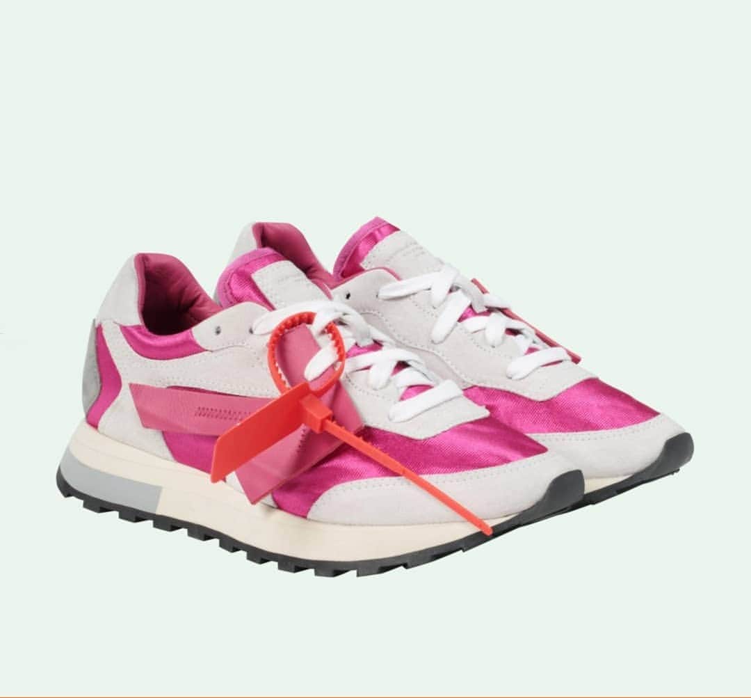 OFF-WHITE C/O VIRGIL ABLOHさんのインスタグラム写真 - (OFF-WHITE C/O VIRGIL ABLOHInstagram)「fw19 women's Off-White™ white and fuchsia sneakers with black arrow at side. available on pre-order」6月16日 19時02分 - off____white