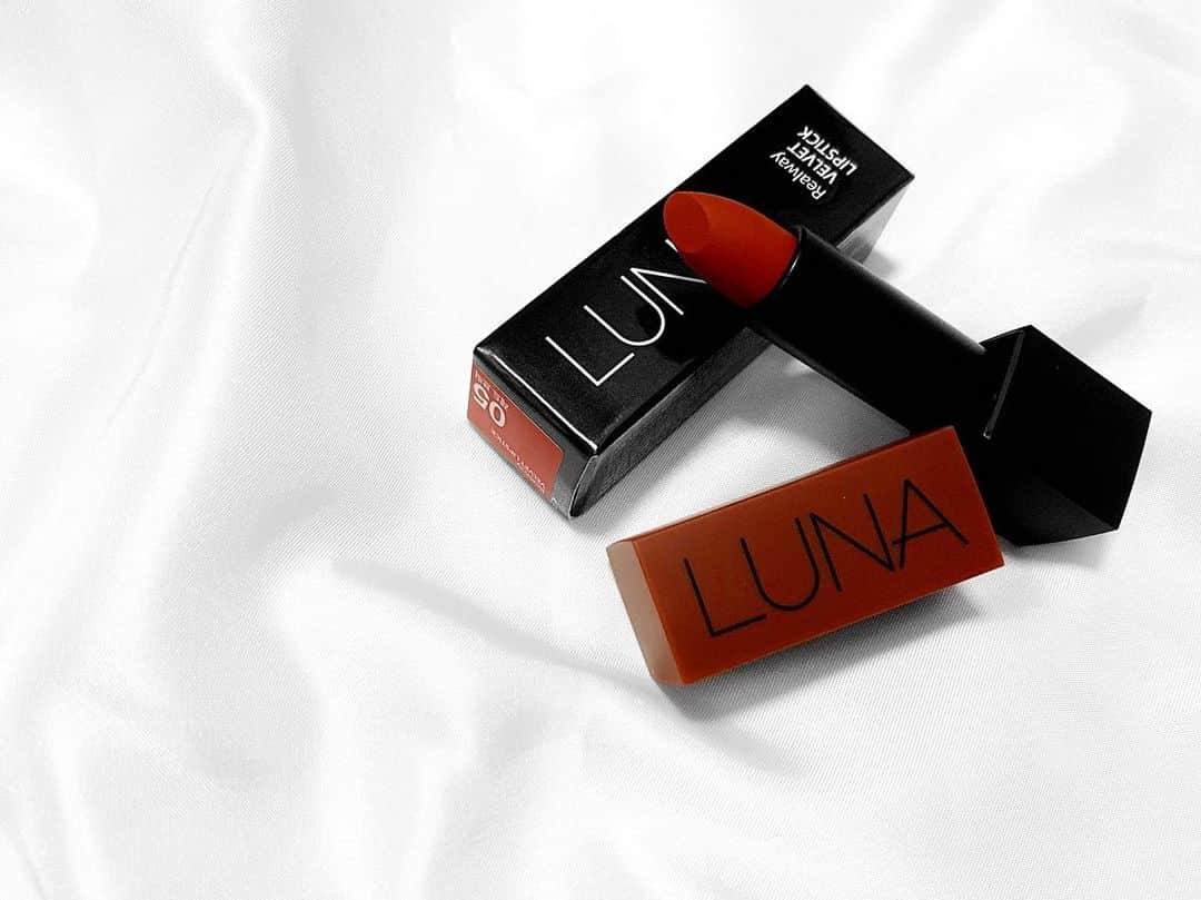 lve_xxxxのインスタグラム：「.﻿ .﻿ 💄品番のご質問頂いたので﻿ 本日のLIPはこちら💁🏻‍♀️﻿ ﻿ LUNA﻿ リアルウェイ ベルベット リップスティ﻿ック # 05レッドブリック﻿ ﻿ 私は唇荒れなくて﻿ 塗り心地も良くて気に入りました🙆‍♀️﻿ ﻿ 中心から塗って﻿ じゅんわりグラデLIPにも✧﻿ ﻿ 韓国cosmeって沼よね。﻿ もう、欲しいもの湧いてきてる←﻿ ﻿ #LUNA #lip #💋 #💄﻿ #05 #レッドブリック﻿ #韓国コスメ #cosme #🇰🇷﻿ ﻿ ﻿ ﻿」