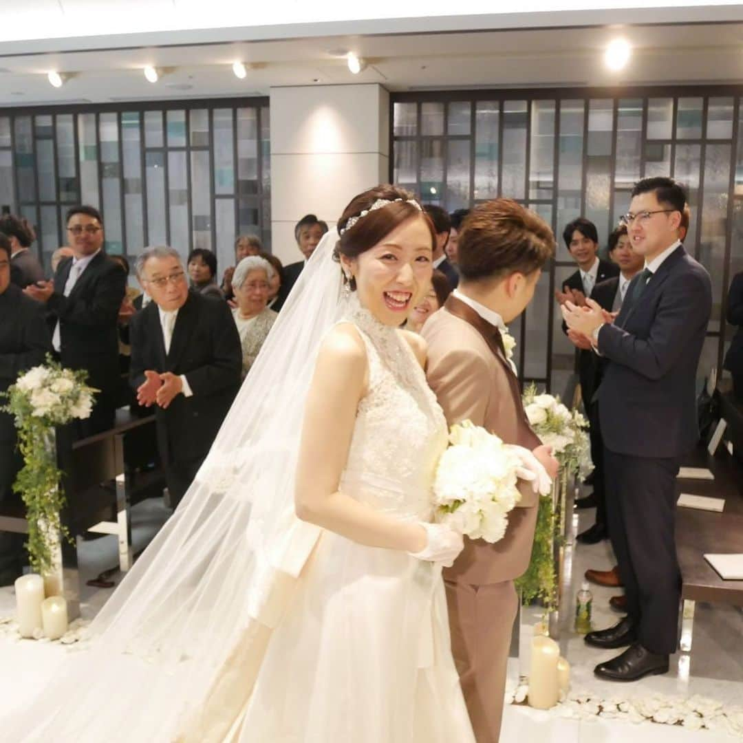 LaReineさんのインスタグラム写真 - (LaReineInstagram)「先日アルモニーソルーナ表参道で﻿ ご結婚式を挙げられた素敵なお二人♡﻿ ﻿ ﻿ お顔も小さくすらっとされているので﻿ アメリカンスリーブが﻿ とってもお似合いでした(＞＜)♩﻿ ﻿ ﻿ ラレンヌはオプションが沢山あるので﻿ 元々のドレスにリボントレーンを追加＊.°﻿ ﻿ ﻿ ロングベールとのコーディネートで﻿ 「理想の後ろ姿になりました！」﻿ と嬉しいお言葉まで頂きました(;_;)♡﻿ ﻿ ﻿ 本当にお二人の笑顔には癒されます...(*´ω`*)﻿ ﻿ ﻿ ﻿ ﻿ ★〜:~〜 ★〜:~〜★〜:~〜★〜:~〜﻿﻿﻿ ﻿﻿﻿ 「どんなドレスがあるの？」﻿﻿﻿ 「私に似合うドレスはどんなドレス？」﻿﻿﻿ 「スタイル良く見せたい！」﻿﻿﻿ ﻿﻿﻿ 憧れ花嫁になるための【無料メールマガジン】は、ドレス知識や上手な選び方を楽しく気軽に学べる♡﻿﻿﻿ 結婚式や衣装の最旬情報も配信！﻿﻿﻿ 是非お気軽にご登録ください😃﻿﻿﻿ ﻿﻿﻿ ﻿﻿﻿ 【ドレス選びレッスン】﻿﻿﻿ ↓↓↓﻿﻿﻿ https://peraichi.com/landing_pages/view/65hqy﻿﻿﻿ ﻿﻿﻿ ■プロフィール欄から登録可能■﻿﻿﻿ ﻿﻿ ﻿﻿ #ラレンヌ﻿メソッド﻿﻿ #ラレンヌ﻿﻿ #レッスン﻿﻿ #立ち振舞い﻿﻿ #花嫁講座﻿﻿ #花嫁レッスン﻿﻿ #東京花嫁﻿﻿ #2019夏婚﻿﻿ #自分磨き﻿﻿ #おしゃれ花嫁﻿﻿ #卒花嫁﻿﻿ ﻿#花嫁diy﻿﻿ #結婚式準備﻿﻿ #プラコレ﻿ #ドレスショップ﻿﻿ #ウェディングニュース﻿﻿ #ドレス試着﻿﻿ #プレ花嫁﻿﻿ #ブライダルフェア﻿﻿ #愛され花嫁﻿﻿ #結婚式準備﻿﻿ #オリジナルウェディング﻿﻿ #marry花嫁﻿﻿ #アメリカンスリーブ﻿ #袖付きドレス﻿ #アルモニーソルーナ﻿ #アルモニーソルーナ表参道」6月16日 19時05分 - dresssalonlareine