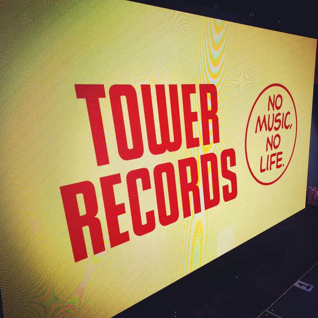 O-JIROのインスタグラム：「タワレコ渋谷、アコスティックライブ & サイン会。久々のカホン。途中でグローブを外したのは思っていた音じゃなかったからなんだけど、どうやらスチュワーデス物語の片平なぎささんのようになっていたようだ···。#crack6」