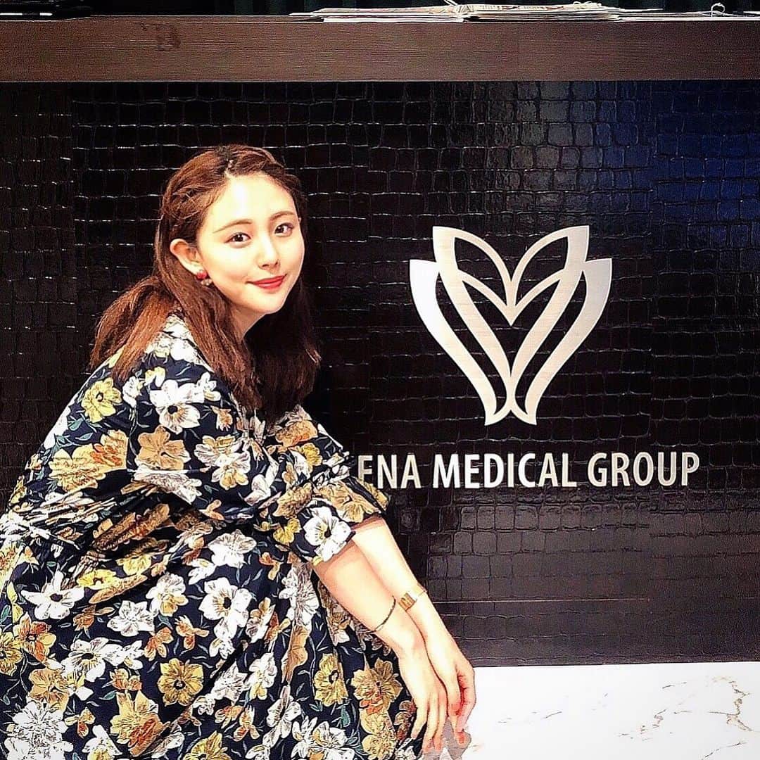 のインスタグラム：「#ハイドラピーリングに行ってきたよ💆‍♀️ スワイプしてね▶︎▶︎▶︎ ・ #りーまる #サロモ #サロンモデル #インフルエンサー #フリーモデル #撮影モデル募集 #広告モデル ・ ・ ・ ・ ・ ・  @elena__cinic にて 毛穴奥の汚れや古い角質を除去してくれる ハイドラピーリングを昨日してきました🐶 ・ ・ 敏感肌なわたしはダウンタイム怖くて、 ずーっとピーリング受けたことなかったのですが、 ほんとに赤みも出ずにできて感激🥺 直後からツルツルになりました！！ ・ ・ 次の日は化粧ノリもよく感激でしたが、 「この私がヒリヒリせずにピーリングできたぁああ」 っていうのがほんとに嬉しかったです💓 （敏感肌の方気になると思うので、一応２つ目に本日の加工なし写真載せておきます。） ・ ・ ちなみに現在は 最新の医療ハイフ ソノクイーンが破格の49,800円 ってキャンペーンが今気になってます🐶💭 ・ ・  小顔はわたしの永遠の目標です✊ ・ ・ ・ ・ 〈 撮影依頼募集中〉 7月の撮影依頼おまちしてます♪ DMくださると嬉しいです💐 よろしくお願い致します☺︎ ・ ・ ・ ・ #アパレルモデル #ポートレートモデル #被写体モデル #エレナクリニック #ルブロー  #ハイドラフェイシャル #医療ハイフ #ソノクイーン #シャインニードル  #シャネル注射 #点滴BAR #点滴打ち放題 #美肌  #ツヤ肌 #最新美容 #美容クリニック #深夜営業 #美容皮膚科 #りーまる美容 #歌舞伎町#すっぴん」