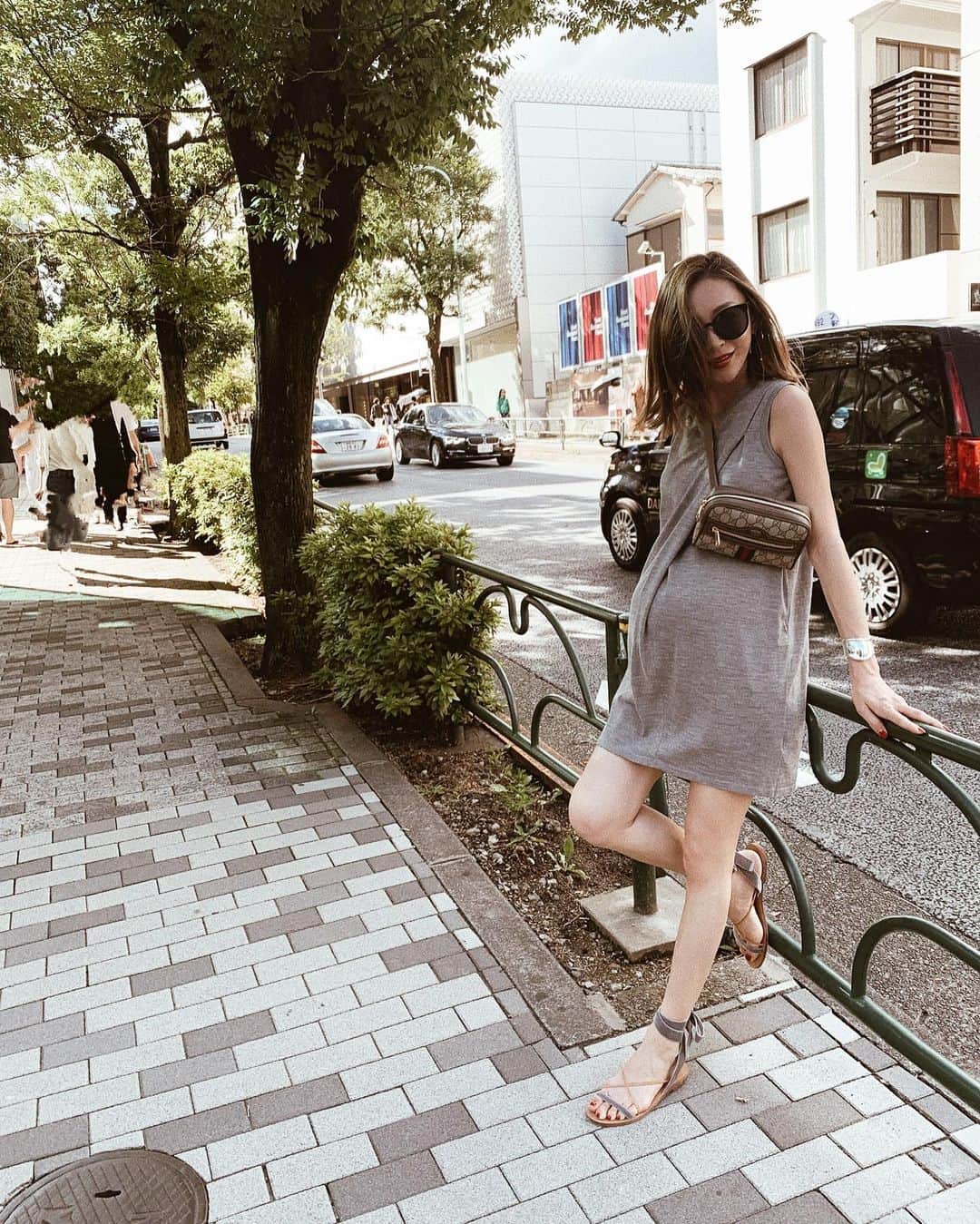 asami0510のインスタグラム：「梅雨の合間の晴天は嬉しいね〜 久々にミニ丈のワンピースとか着ちゃって浮かれ気味🌞 ベビーカーがお店に届いたとゆうので取りに行ってきたよ！だいたいの準備品は揃ったから一安心✌️ #weekend #sunnyday #shopping #maternity #maternitylife #妊婦 #妊娠10ヶ月 #マタニティ #マタニティコーデ」