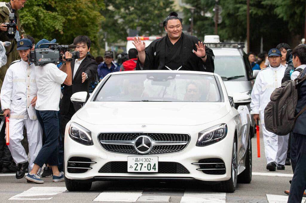 林藍菜さんのインスタグラム写真 - (林藍菜Instagram)「朝乃山凱旋パレード！ 富山県民だれもが嬉しい朝乃山関の初優勝♡ 富山の誇り！これからも応援しています。 名古屋場所も頑張って！！！ #朝乃山 #富山県出身力士 #大相撲 #初優勝 #令和初優勝 #凱旋パレード #オープンカー #笑顔が可愛い #晴れ男 #カメラマン近すぎ #応援しています #メルセデス #s560 #カブリオレ」6月16日 19時16分 - hayashi_aina