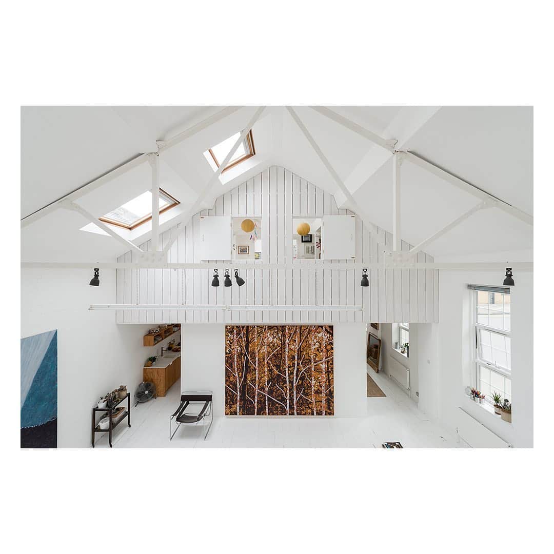 The Modern Houseさんのインスタグラム写真 - (The Modern HouseInstagram)「House for a Painter: a former Victorian laundry redesigned as a painters studio in Battersea. Follow the link in our bio for the sales particulars.  #studiospace #battersea #themodernhouse」6月16日 19時17分 - themodernhouse