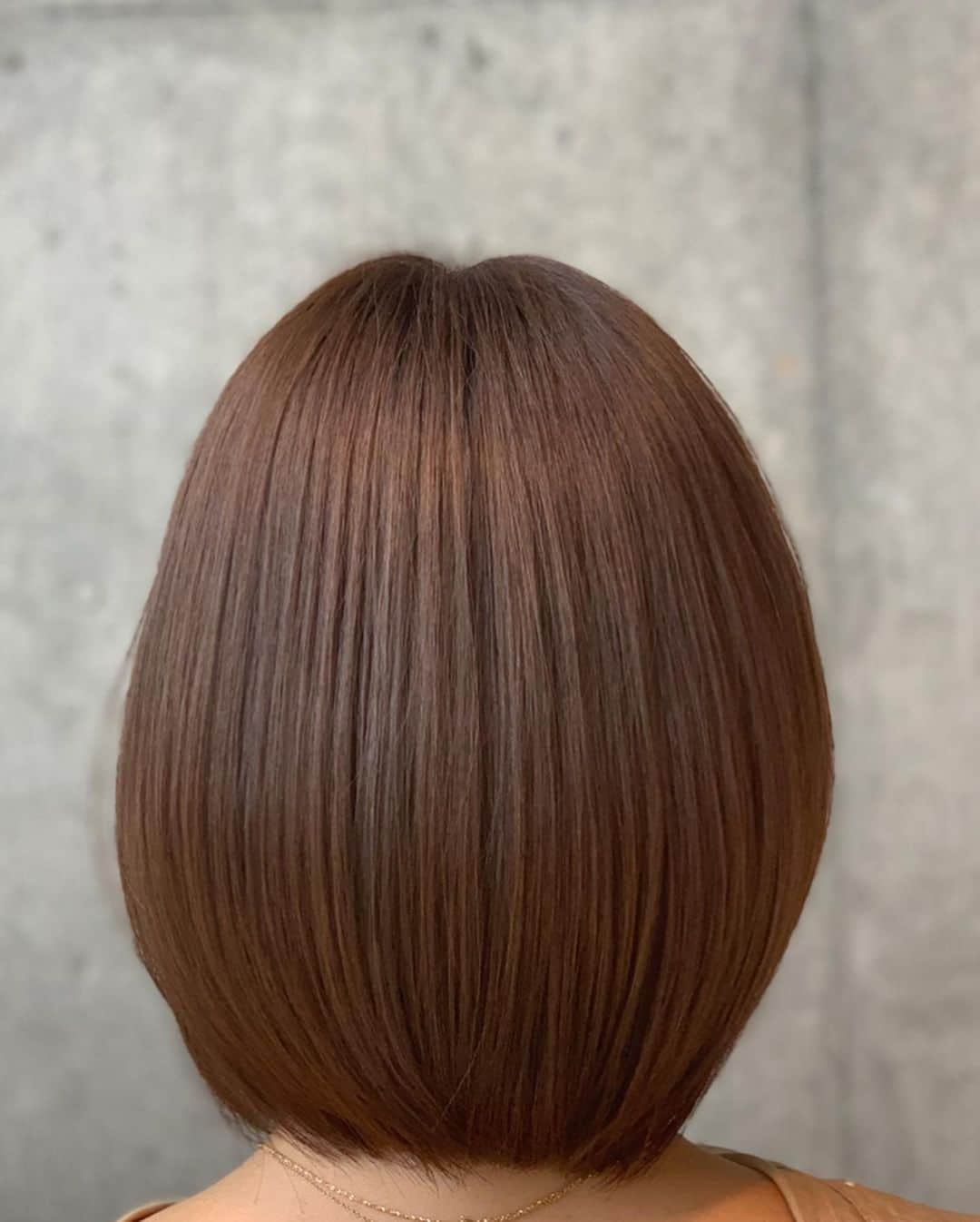 石井里奈さんのインスタグラム写真 - (石井里奈Instagram)「こんばんは☺️❤️ . 髪の毛サラサラ〜💇‍♀️ . この時期って梅雨でヘアスタイルがうまくできやくて、悩みますよね🥺 . 表参道にあるJEANAHARBORで髪質改善に行ってきました☺️💕 . ゆきちゃんが行ってすごく良かったってゆうので私も駆け込み🏃‍♀️ . 本当に仕上がり良くて、髪の毛さらっさら❤︎✨シャンプーのCMのような動画も撮れました🙆‍♀️笑 . 劇的beforeafterも載せとくね笑 . 自分の髪質見て適切な髪質改善してくれるのでおすすめです💕 @aki.0620k ありがとー🤝 . tops&skirt... @fray_id @dickies_jp のコラボ❤︎ . 今日もお疲れ様でした🙌❤️ . #hairstyle #ヘアスタイル #ストレートヘア #黒髪 #ヘアトリートメント #hair #shorthairstyles #cristile #クリスタイル #髪質改善 #ショートヘア #ショート #ショートボブ #ボブ #beforeafter #haircolor #treatment #モテ髪 #梅雨対策 #frayid #ディッキーズ #フレイアイディー  #dickies #ヘアモデル #サロンモデル #表参道 #omotesando」6月16日 19時19分 - ri7tin1025